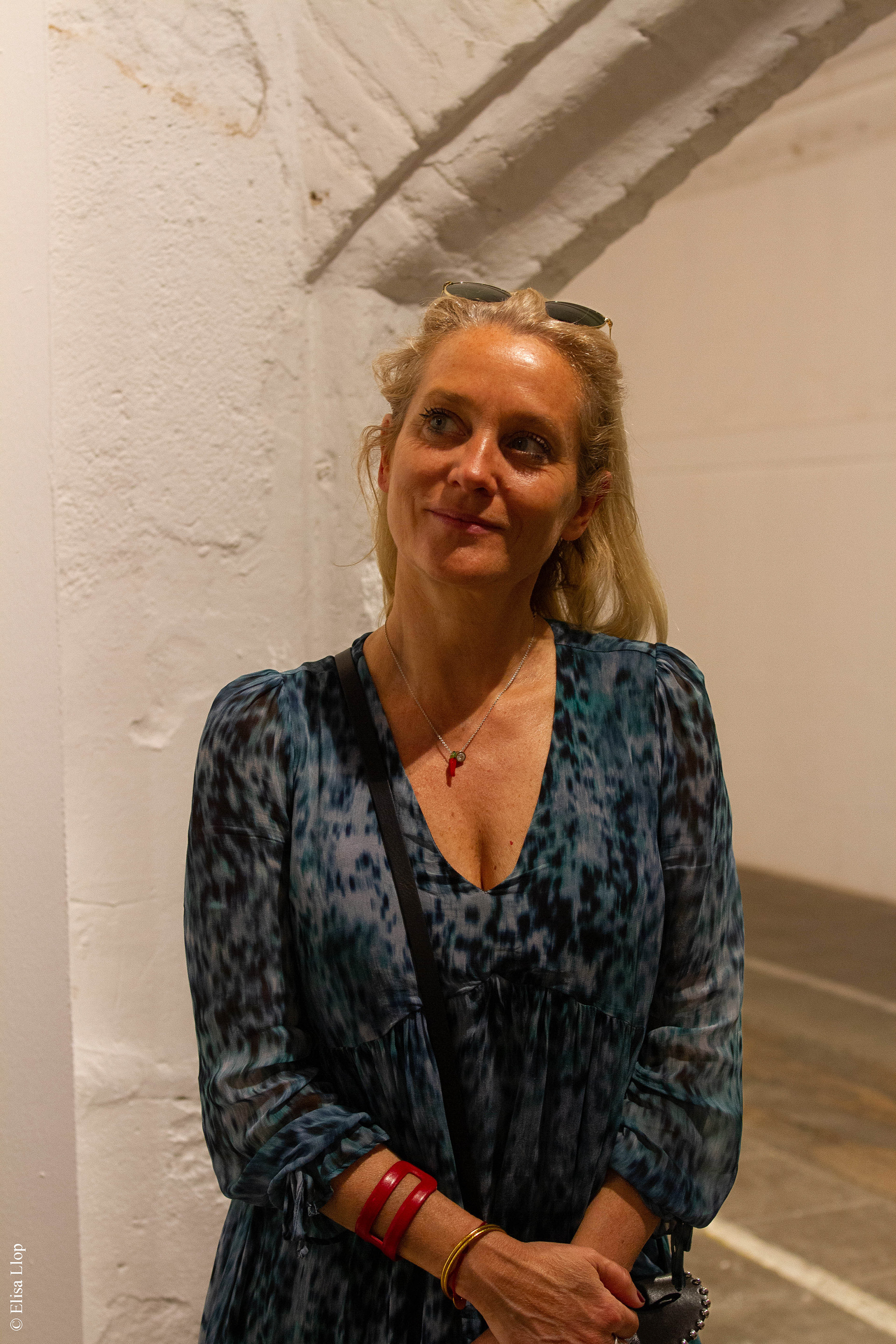 CIP- Alizé le Maoult lors du vernissage de la 2ème partie de son exposition "Ce que leurs yeux ont vu", donnant la parole aux photojournalistes du monde entier.