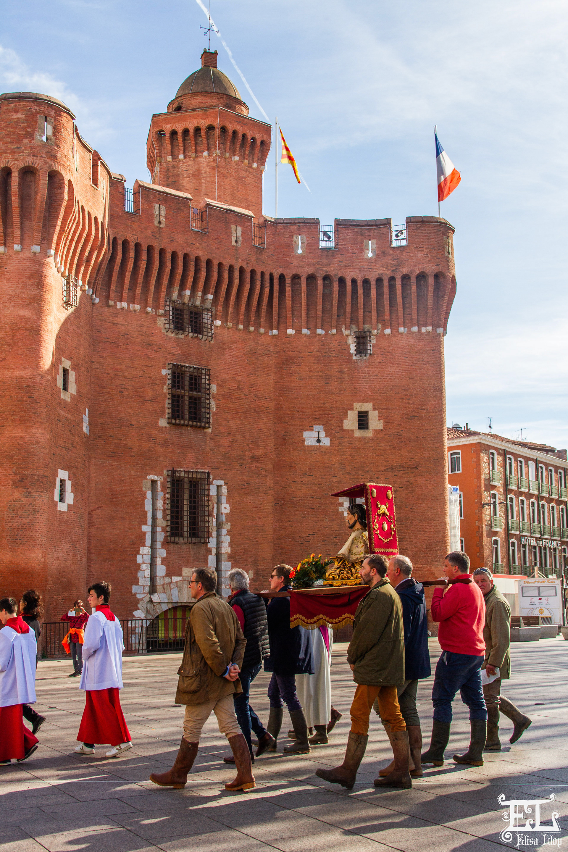 Le 10 mars 2024, après avoir inauguré sa première procession pour la pluie du territoire en mars 2023, soit depuis 1 an, la ville roussillonnaise a organisé une seconde édition. Le département se situe toujours en sécheresse ininterrompue et catastrophique… Cette année, plusieurs nouveautés : une deuxième statue de Saint Gaudérique a rejoint les porteurs de la procession dans la Têt, et surtout, la confrérie de Saint-Gaudérique, ou Sant Galdric s’est reformée, après plus de 235 ans de sommeil. Constituée d’environ 18 personnes, principalement des agriculteurs et viticulteurs, la confrérie attend la validation de ses statuts par l’évêché.