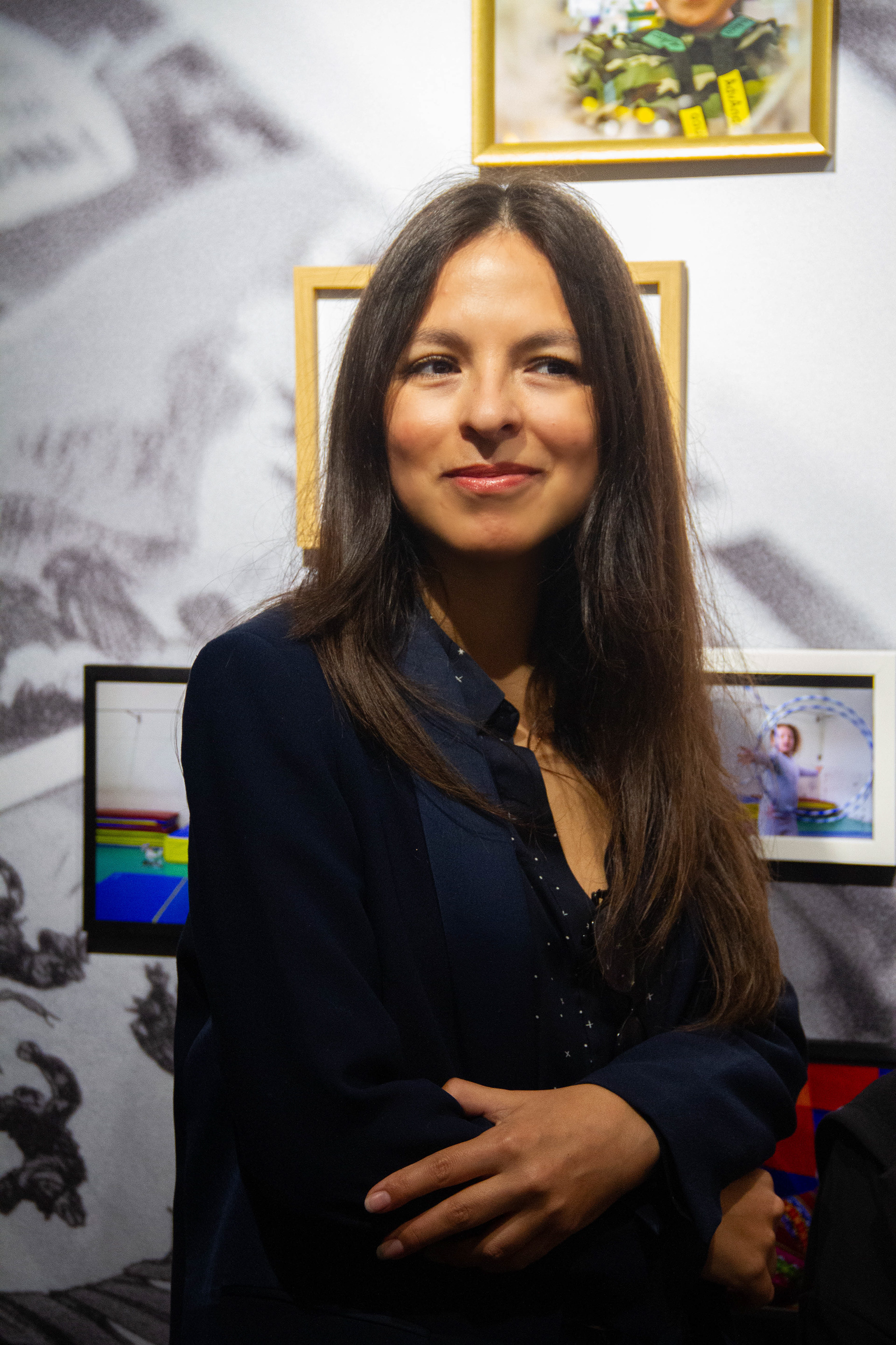 CIP - Corporate. Lors du vernissage de l'exposition "Prisme". Créé en 2015 par l'association Visa pour l'Image (le plus grand festival de photojournalisme au monde depuis 1989), le CIP conserve et met en valeur les oeuvres des photojournalistes, témoins de l’histoire mondiale et acteurs de la liberté d’expression. Les missions du centre international de photojournalisme sont multiples: devenir un fonds documentaire unique sur le photojournalisme et son histoire, grâce à une base de données accessible à l’international. Héberger, conserver et tenir à disposition des chercheurs les oeuvres de photojournalistes avec un espace de stockage de fonds photographiques adapté à la conservation d’archives photographiques physiques; initier et soutenir des projets destinés à valoriser le travail des photojournalistes grâce à des éditions, expositions, supports multimédia, rencontres…Enfin, élaborer et mettre en oeuvre des programmes d’éducation à l’image.