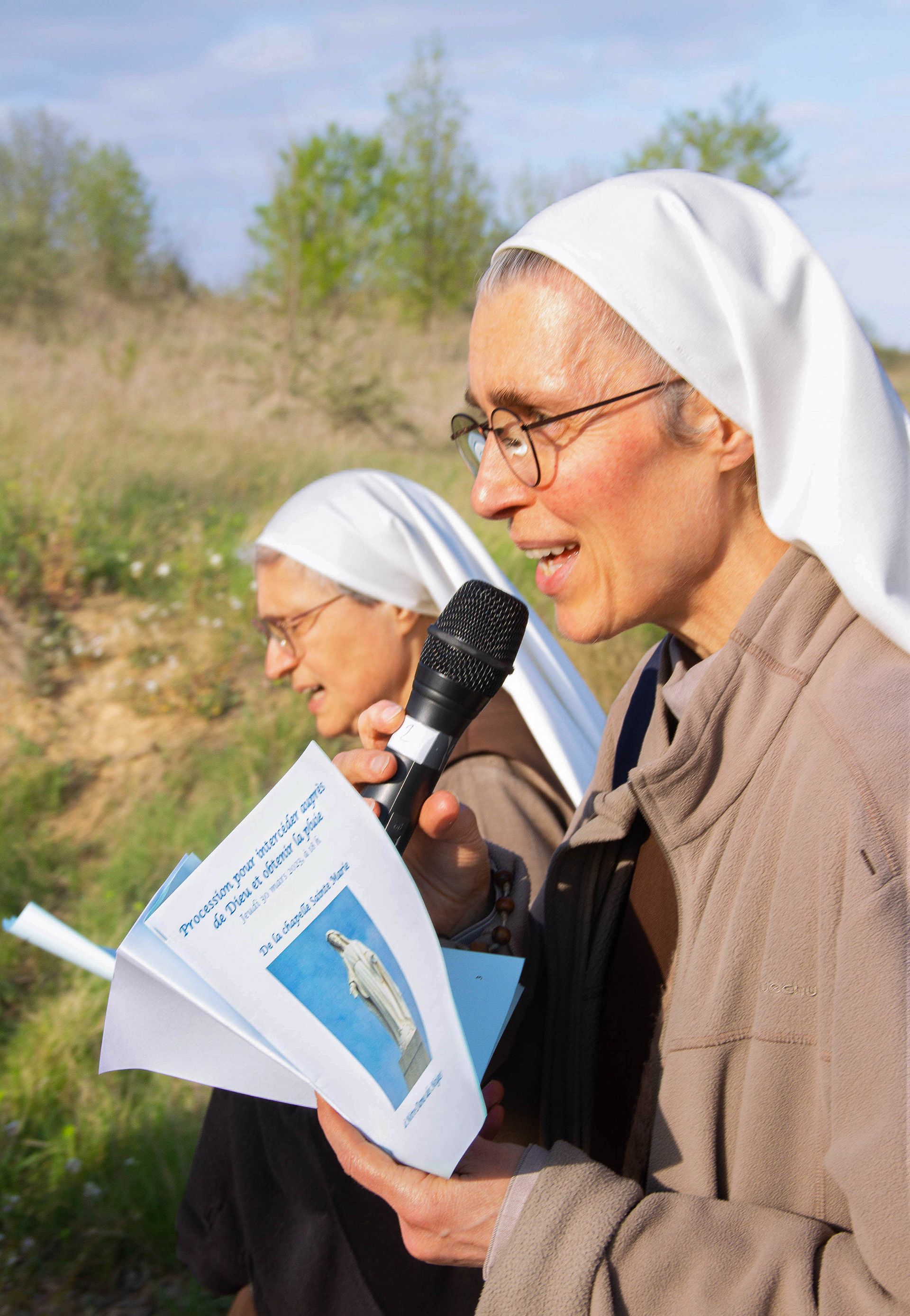 Les soeurs de la communauté moniale de Saint-Joseph de Mont-Rouge de Puimisson animent la procession.