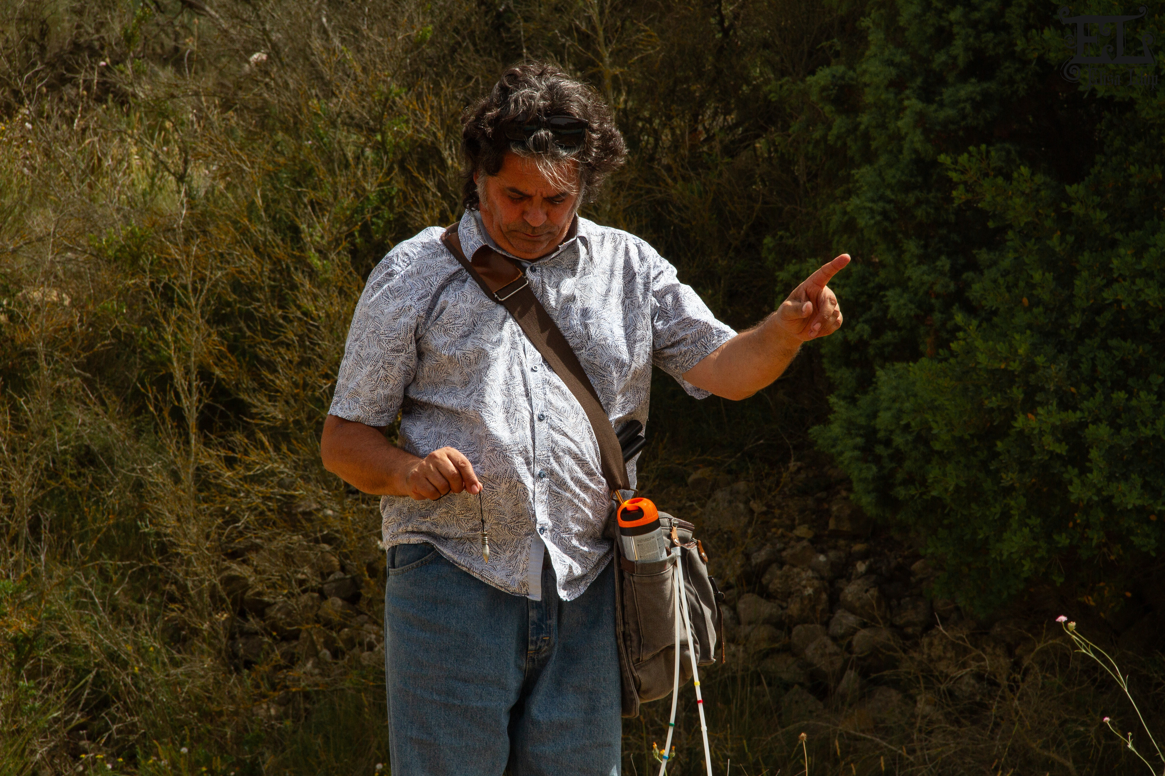 Lucien* (prénom d'emprunt) est sourcier de métier dans le sud de la France. Ici, lors d'une intervention chez un particulier, en juin 2024, dans l'aude.