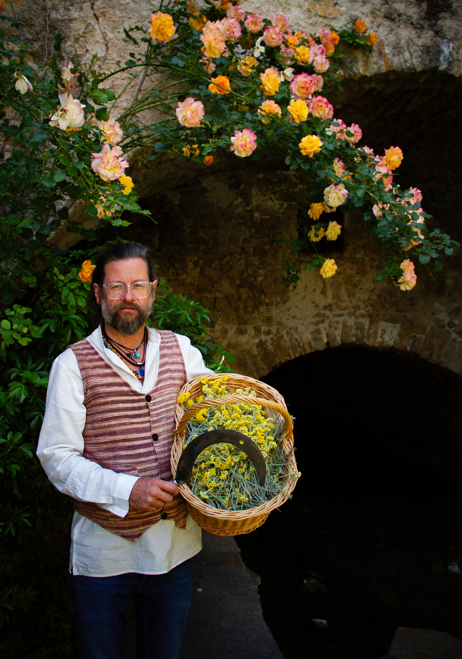 Nicolas Jennings, parfumeur naturel. Occitanie, les métiers botaniques impactés par la sécheresse précoce, mai 2023, Haut-Languedoc, Occitanie