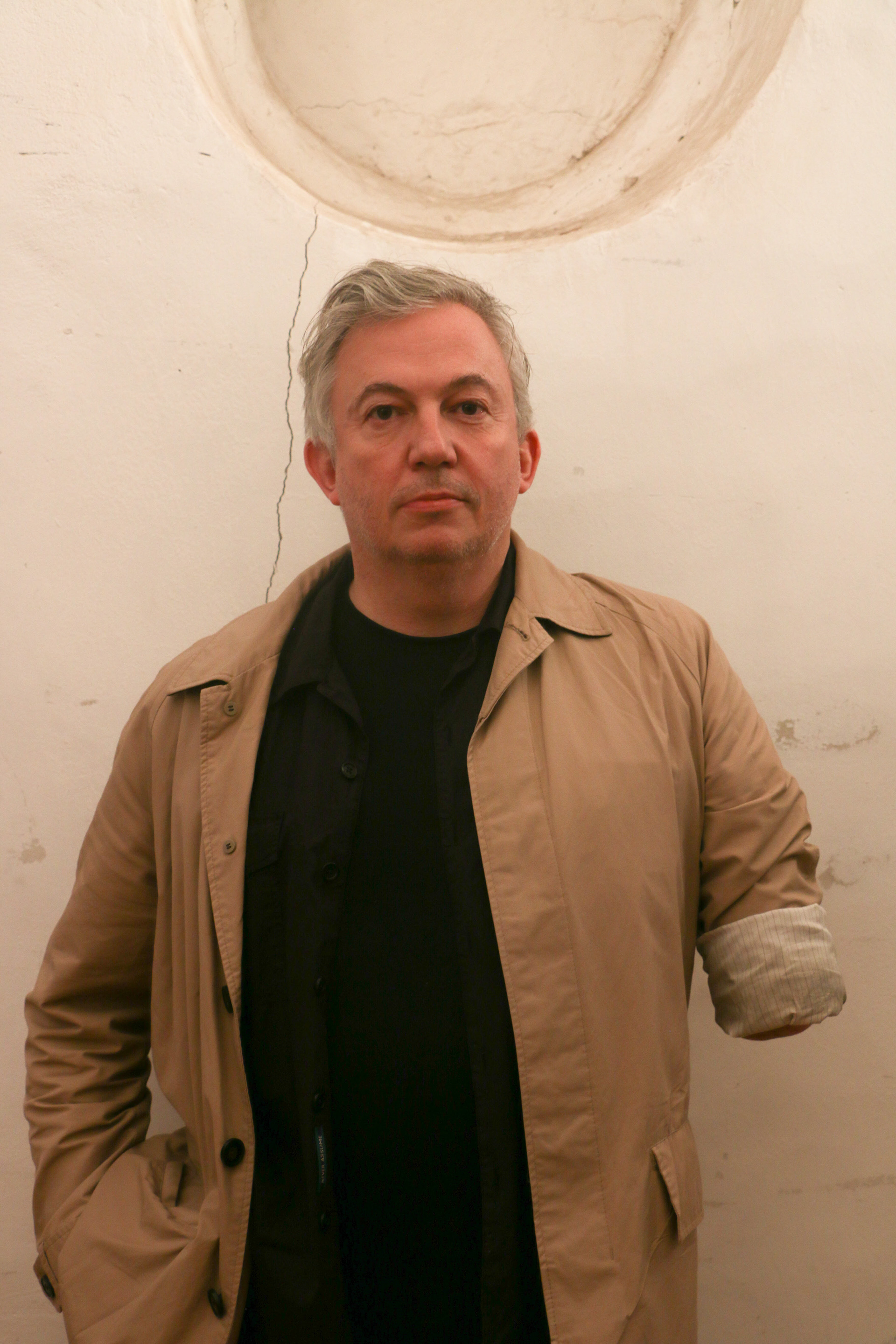 CIP - Corporate. Giles Duley lors du vernissage de "Le monde sous nos yeux", où il présente "Legacy of war", aux côtés des expositions d'Alexandra Boulat et Alizé le Maoult. Créé en 2015 par l'association Visa pour l'Image (le plus grand festival de photojournalisme au monde depuis 1989), le CIP conserve et met en valeur les oeuvres des photojournalistes, témoins de l’histoire mondiale et acteurs de la liberté d’expression. Les missions du centre international de photojournalisme sont multiples: devenir un fonds documentaire unique sur le photojournalisme et son histoire, grâce à une base de données accessible à l’international. Héberger, conserver et tenir à disposition des chercheurs les oeuvres de photojournalistes avec un espace de stockage de fonds photographiques adapté à la conservation d’archives photographiques physiques; initier et soutenir des projets destinés à valoriser le travail des photojournalistes grâce à des éditions, expositions, supports multimédia, rencontres…Enfin, élaborer et mettre en oeuvre des programmes d’éducation à l’image.