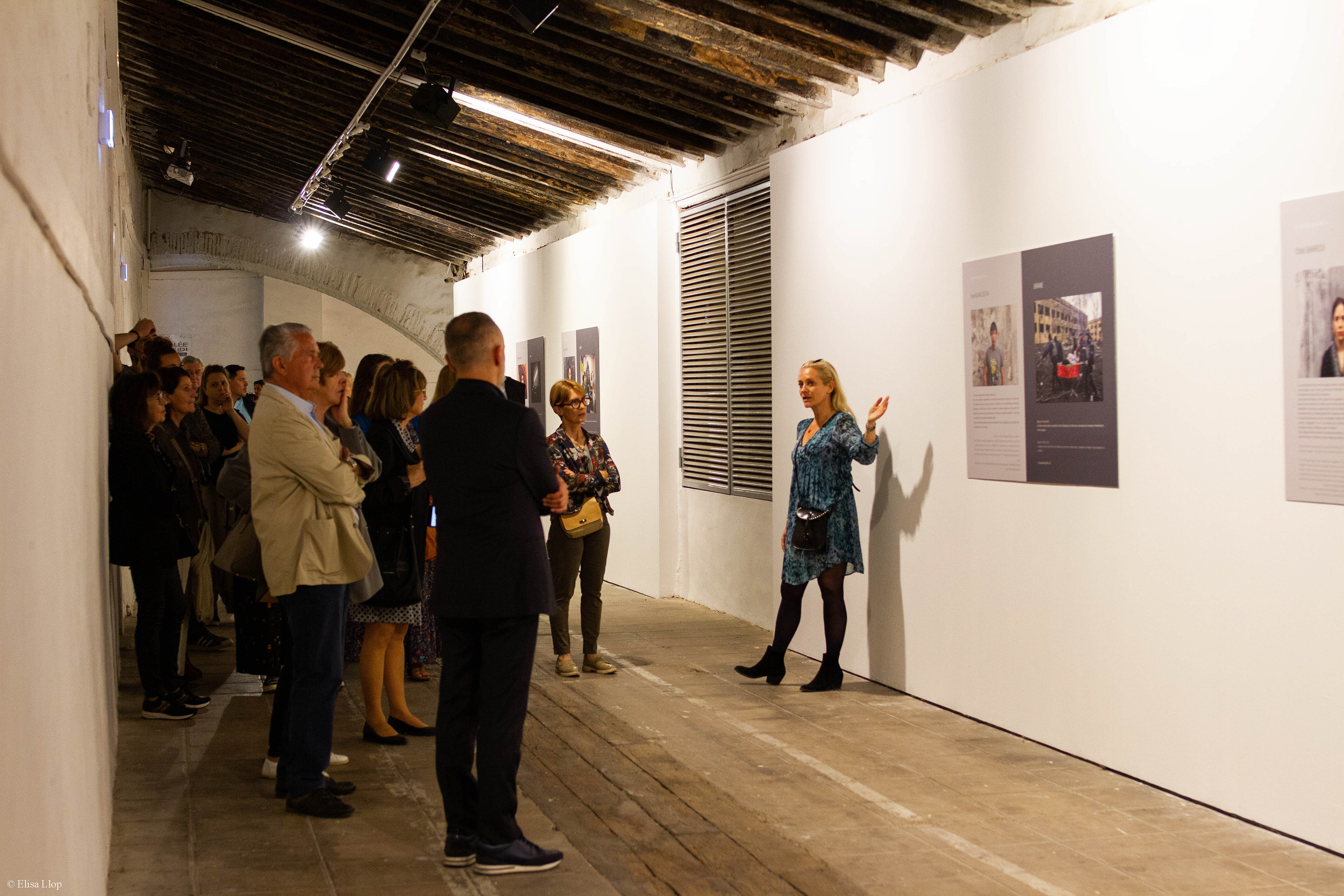 CIP- Alizé le Maoult lors du vernissage de la 2ème partie de son exposition "Ce que leurs yeux ont vu", donnant la parole aux photojournalistes du monde entier.