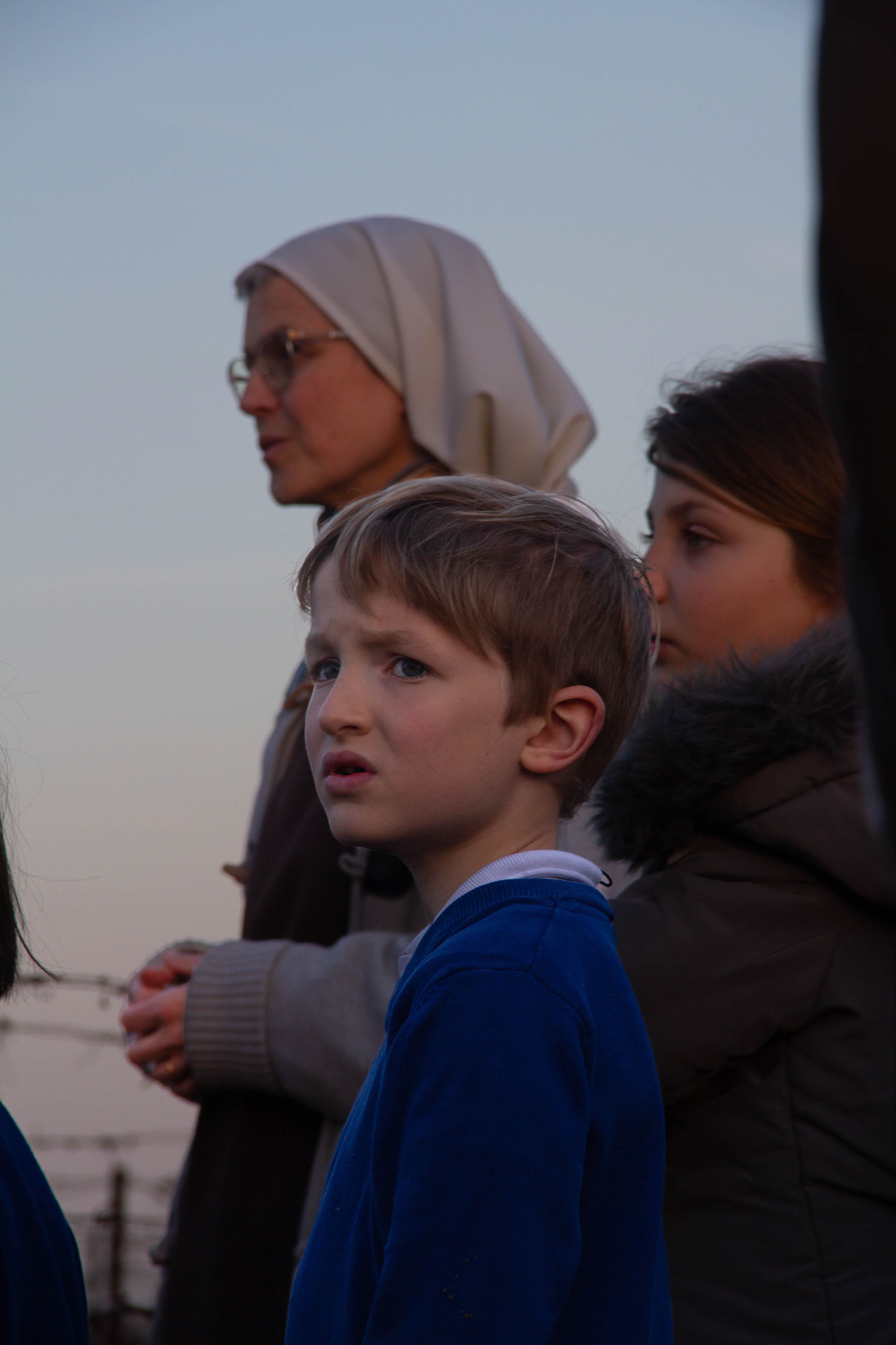 Toutes les générations sont présentes pour célébrer ces traditions qui avaient disparu depuis une cinquantaine d’années à Corneilhan et en général. Des enfants de coeur chantaient des prières avec les soeurs, tandis que les jeunes relayaient les viticulteurs au portage à la fin du parcours.