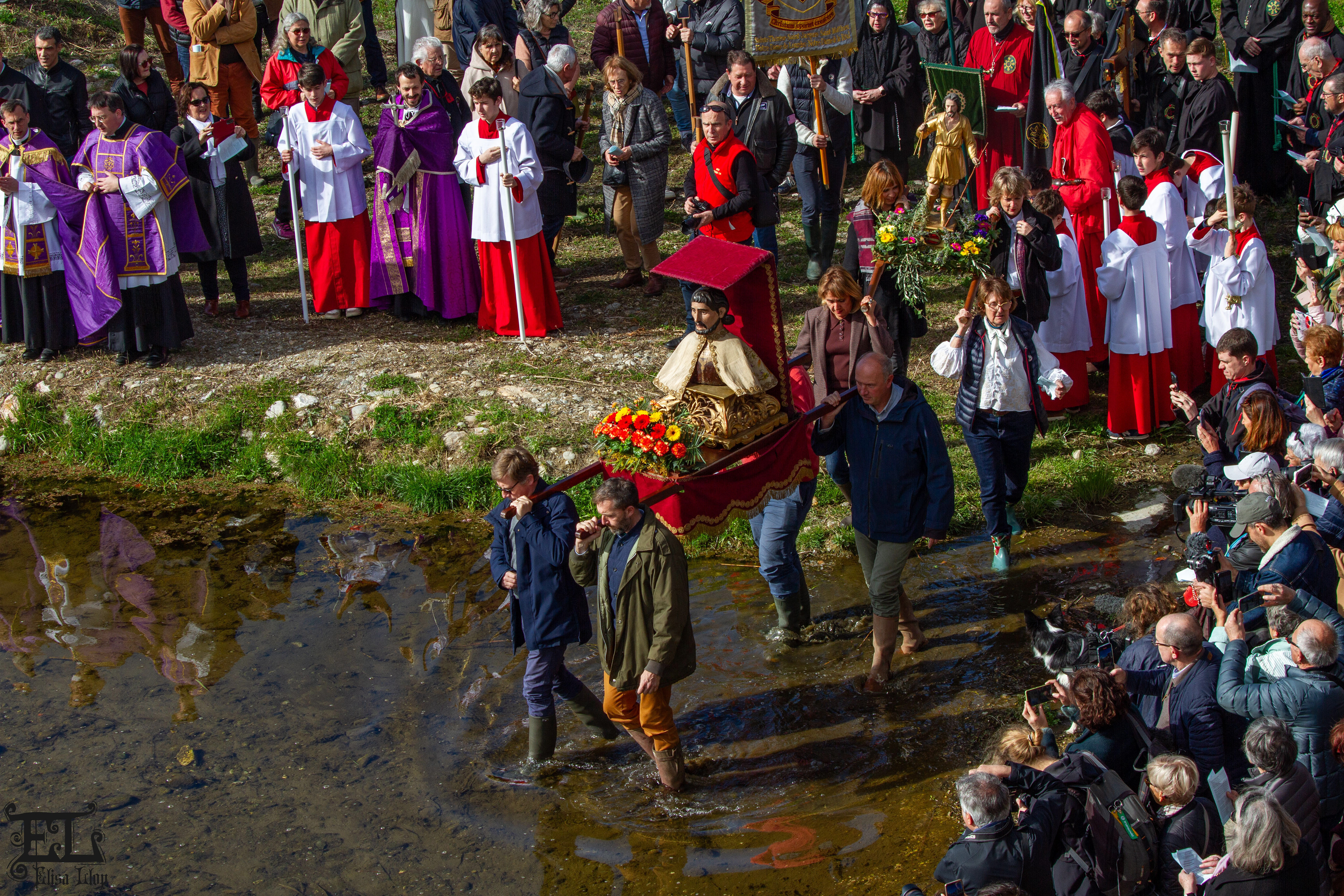 Le 10 mars 2024, après avoir inauguré sa première procession pour la pluie du territoire en mars 2023, soit depuis 1 an, la ville roussillonnaise a organisé une seconde édition. Le département se situe toujours en sécheresse ininterrompue et catastrophique… Cette année, plusieurs nouveautés : une deuxième statue de Saint Gaudérique a rejoint les porteurs de la procession dans la Têt, et surtout, la confrérie de Saint-Gaudérique, ou Sant Galdric s’est reformée, après plus de 235 ans de sommeil. Constituée d’environ 18 personnes, principalement des agriculteurs et viticulteurs, la confrérie attend la validation de ses statuts par l’évêché.