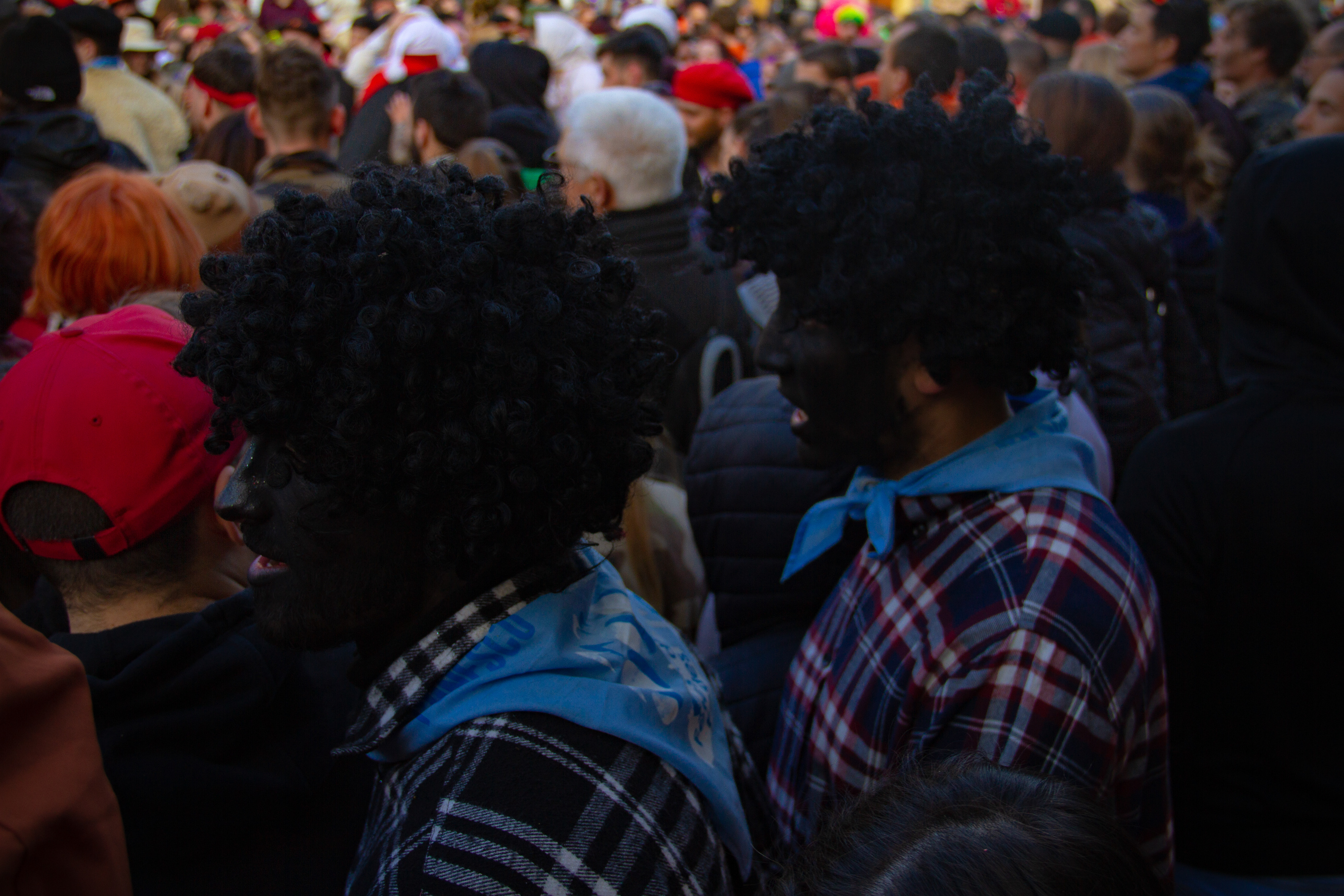 Parfois considéré par le peuple comme une sorte de Carnaval, les phénomènes culturels évoluent: ici, des "Blackfaces"... Fêtes de l'Ours en Vallespir - Saint-Laurent de Cerdans, 26 février 2023