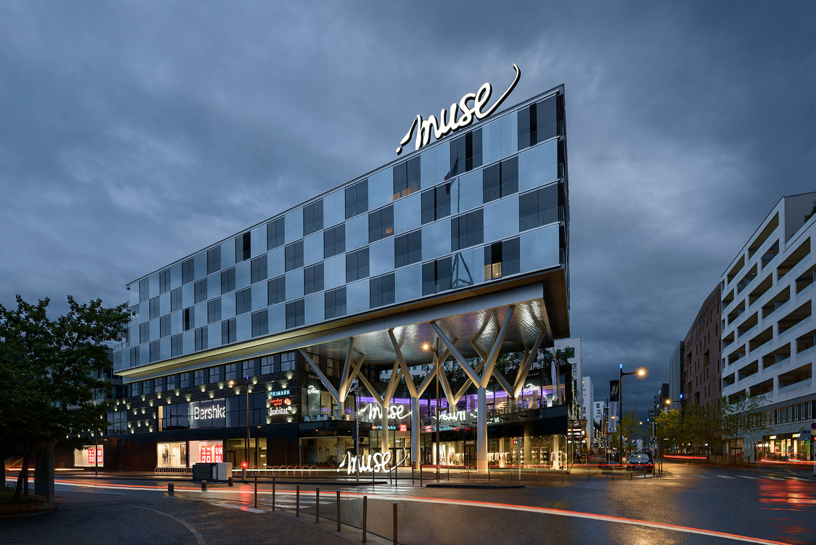 Photographie architecture - vue nocturne - Muse Metz : Centre commercial. Architecte Jean-Paul Viguier et Associés - vue nocturne