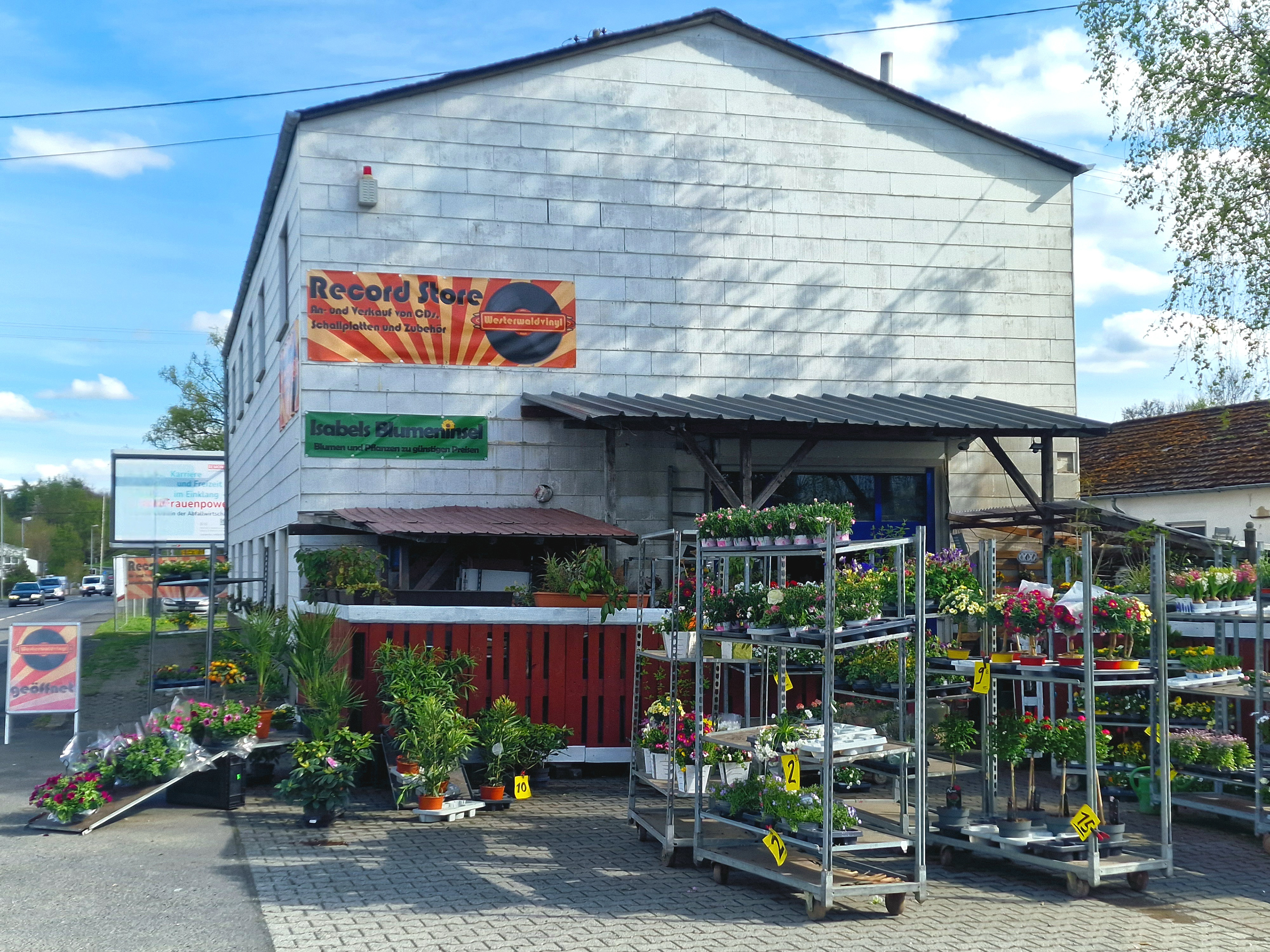 Außenansicht mit Isabels Blumeninsel