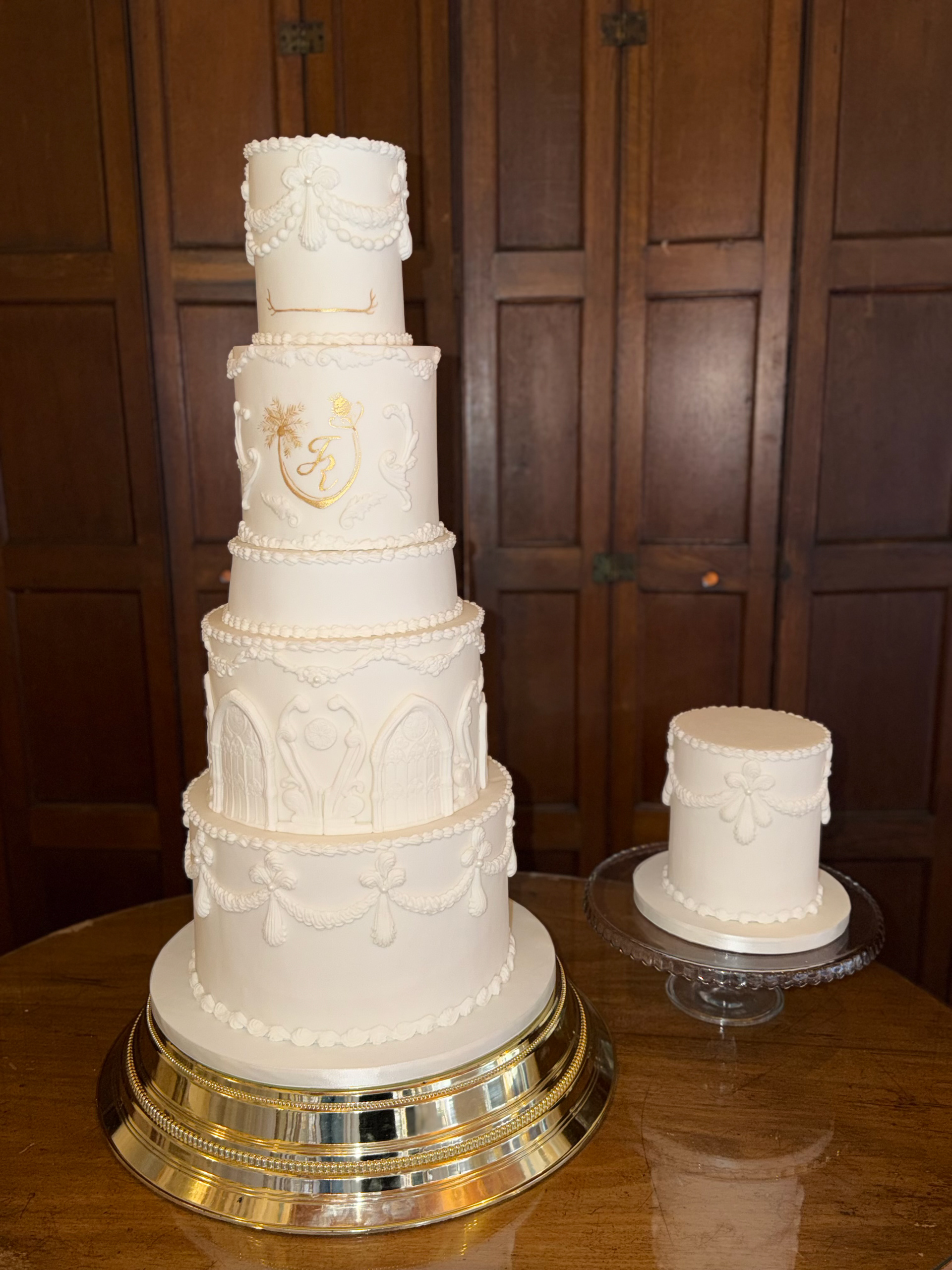The crest was so loved, the couple put it on the wedding cake 