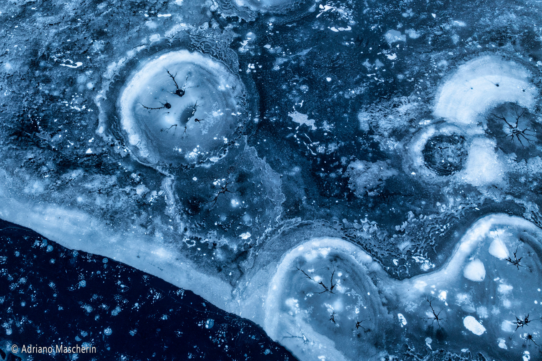 Figure sul lago ghiacciato - Figures on the frozen lake