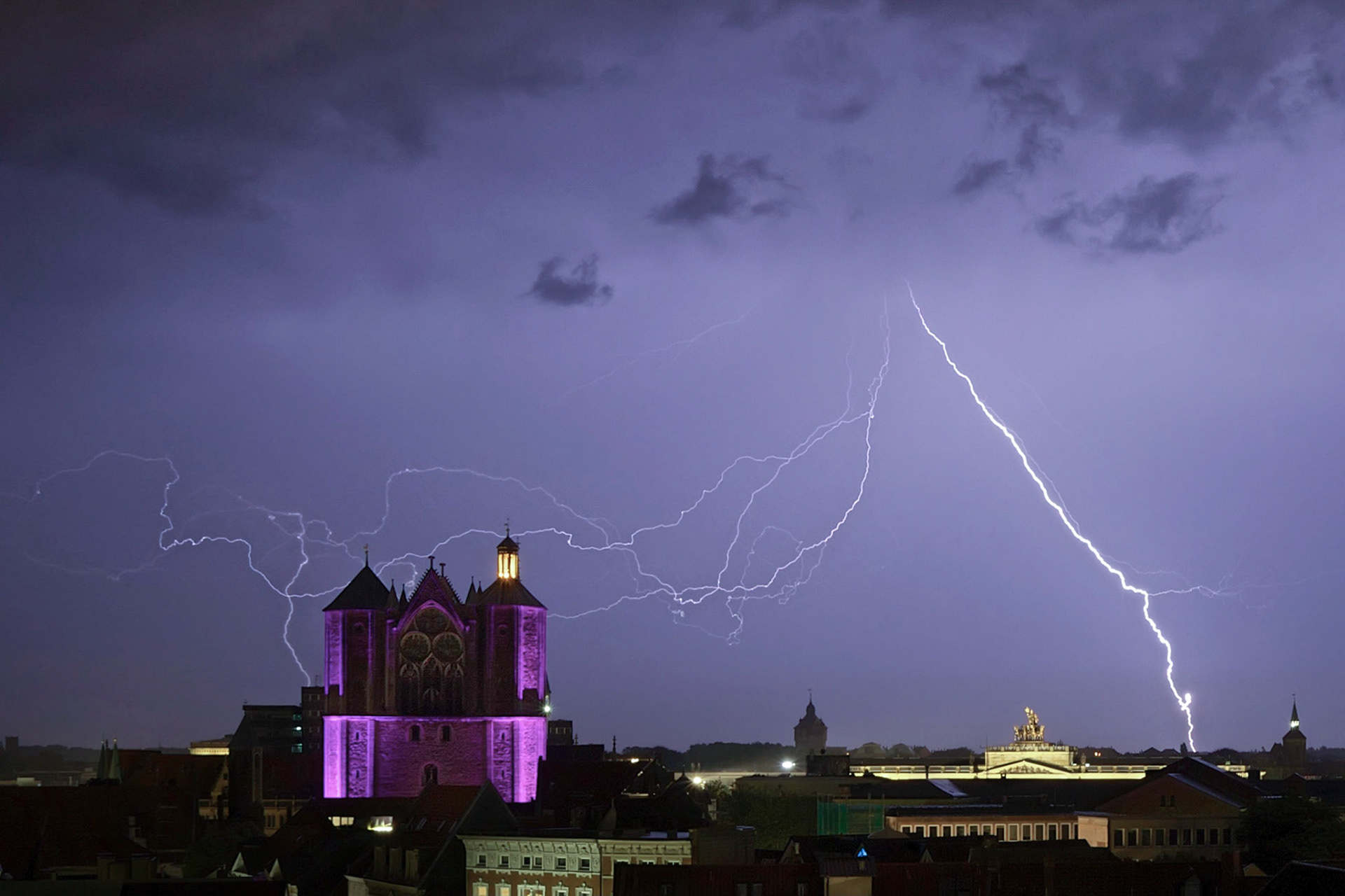 Blitz hinter Dom
