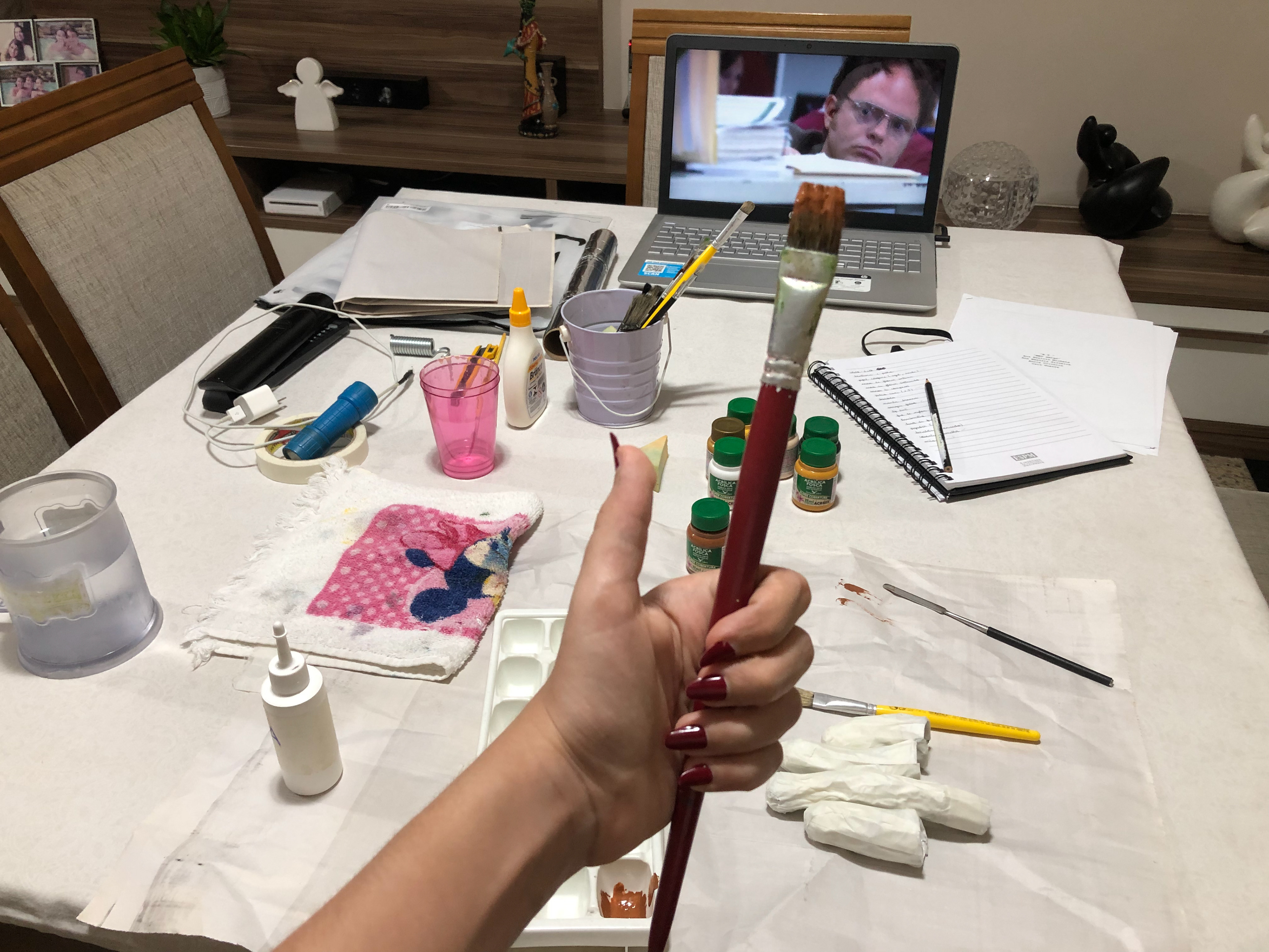 A Direção de Arte fazendo a mão do ET do zero