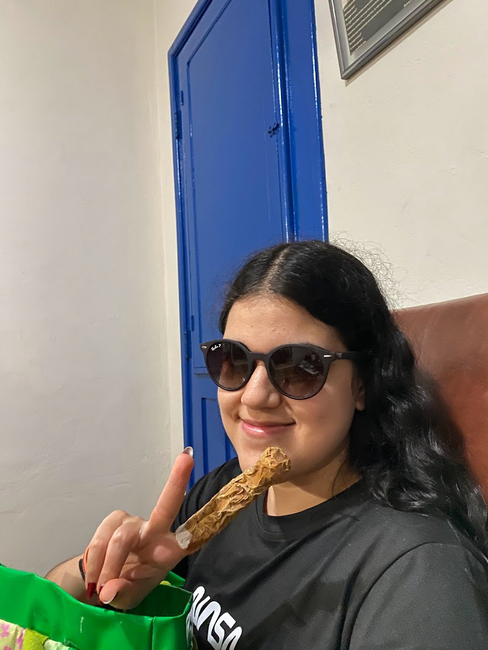 Ana Beatriz Michele com o dedo do ET