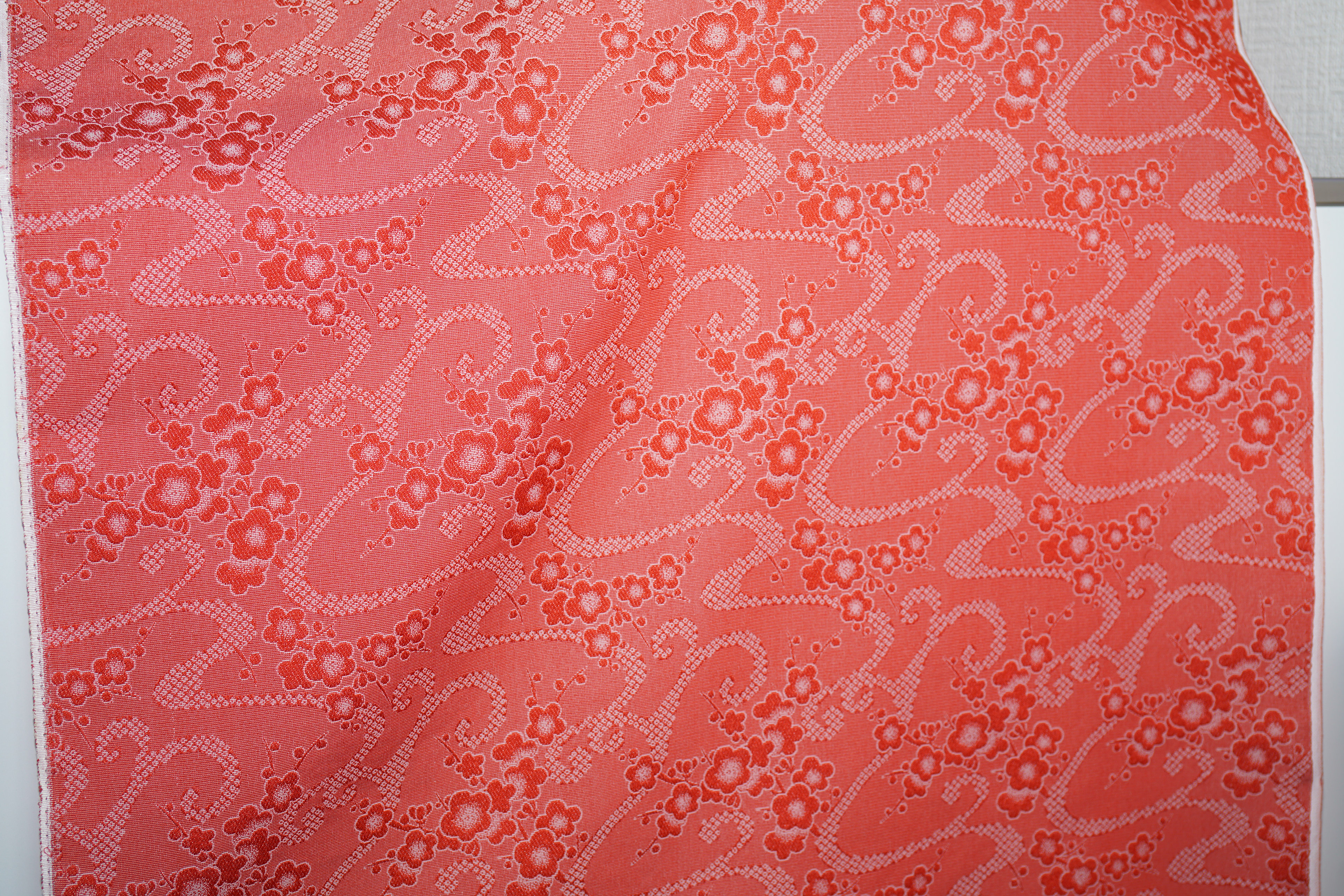 Fabric changes color depending on angle