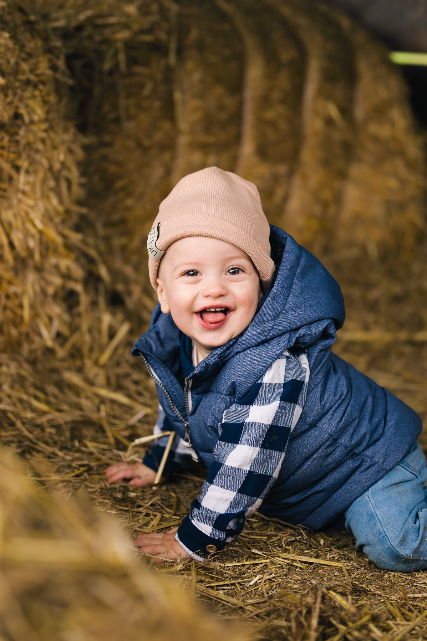 Familienfotografie auf dem Kürbishof: Ein Baby geniesst spielerisch den Herbst
