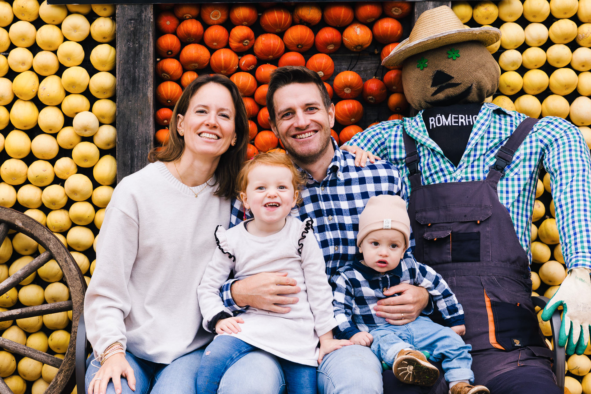Familienfotografie: Eltern und Kinder erleben gemeinsam ein spielerisches Herbstshooting