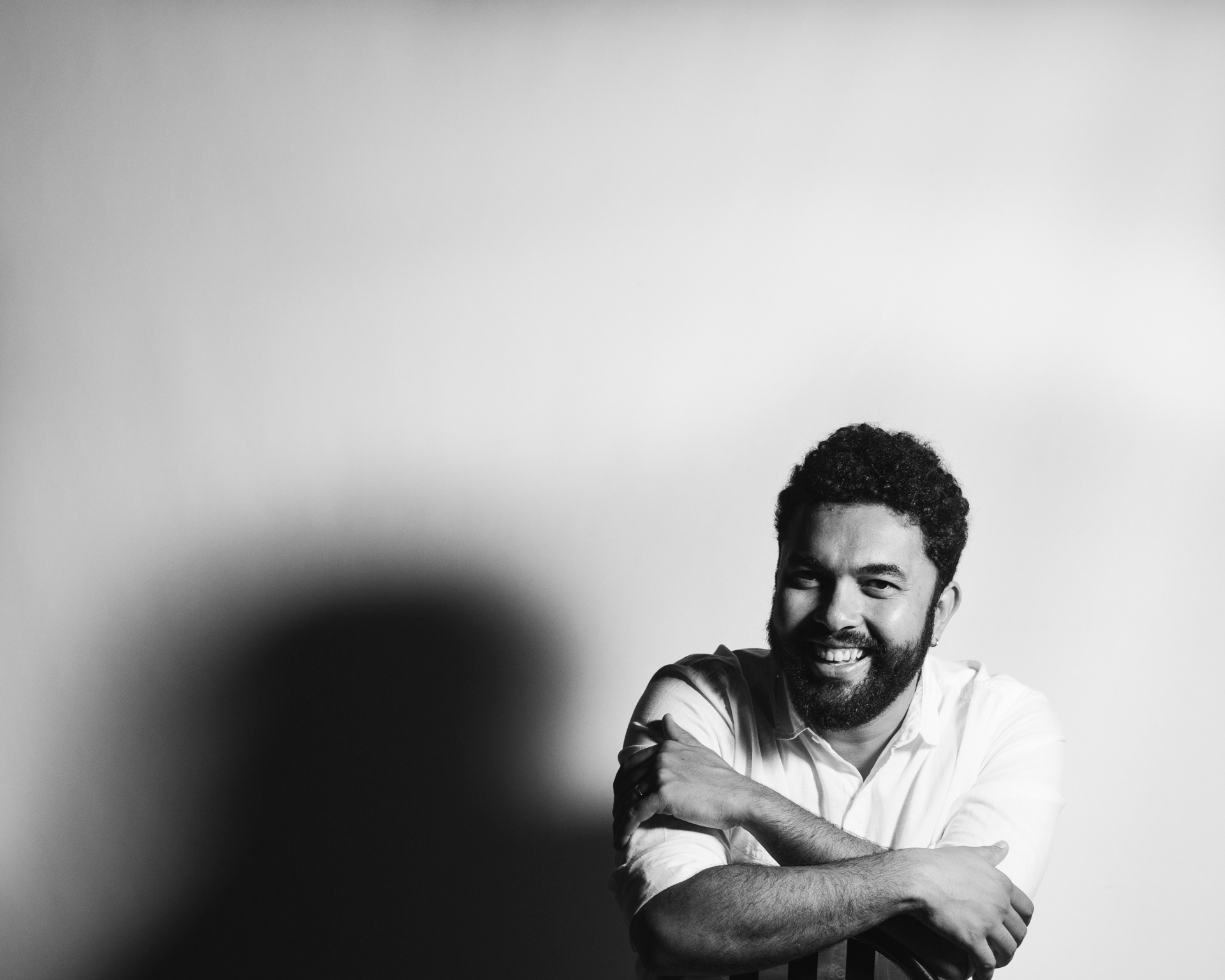 Fotografia da capa do disco "Onda Nova" de Lucas Arruda. Foto: Francisco Xavier. Direção: Gustavo Senna