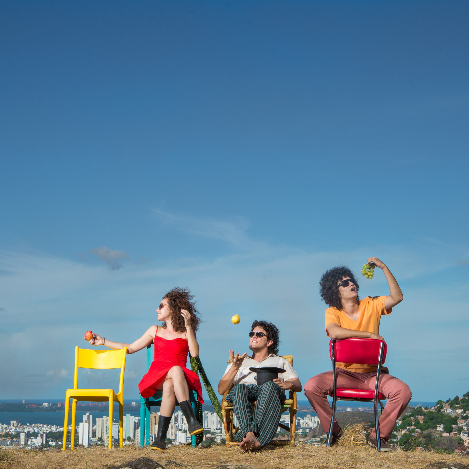 Fotografia da capa do disco "4-1" do grupo Quarteto Falta Um, formado por Aline Moraes, Fernando Zorzal e Henrique Paoli. Foto: Francisco Xavier. Direção: Gustavo Senna