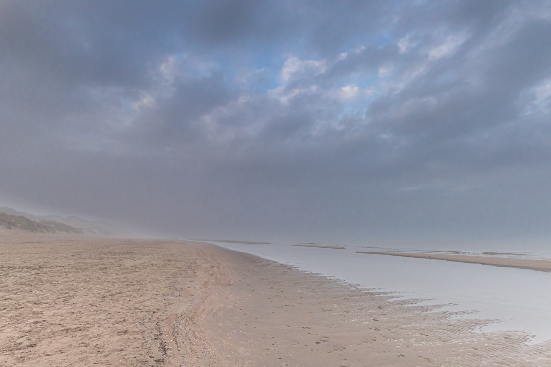 de mist trekt terug te Sint André Oostduinkerke