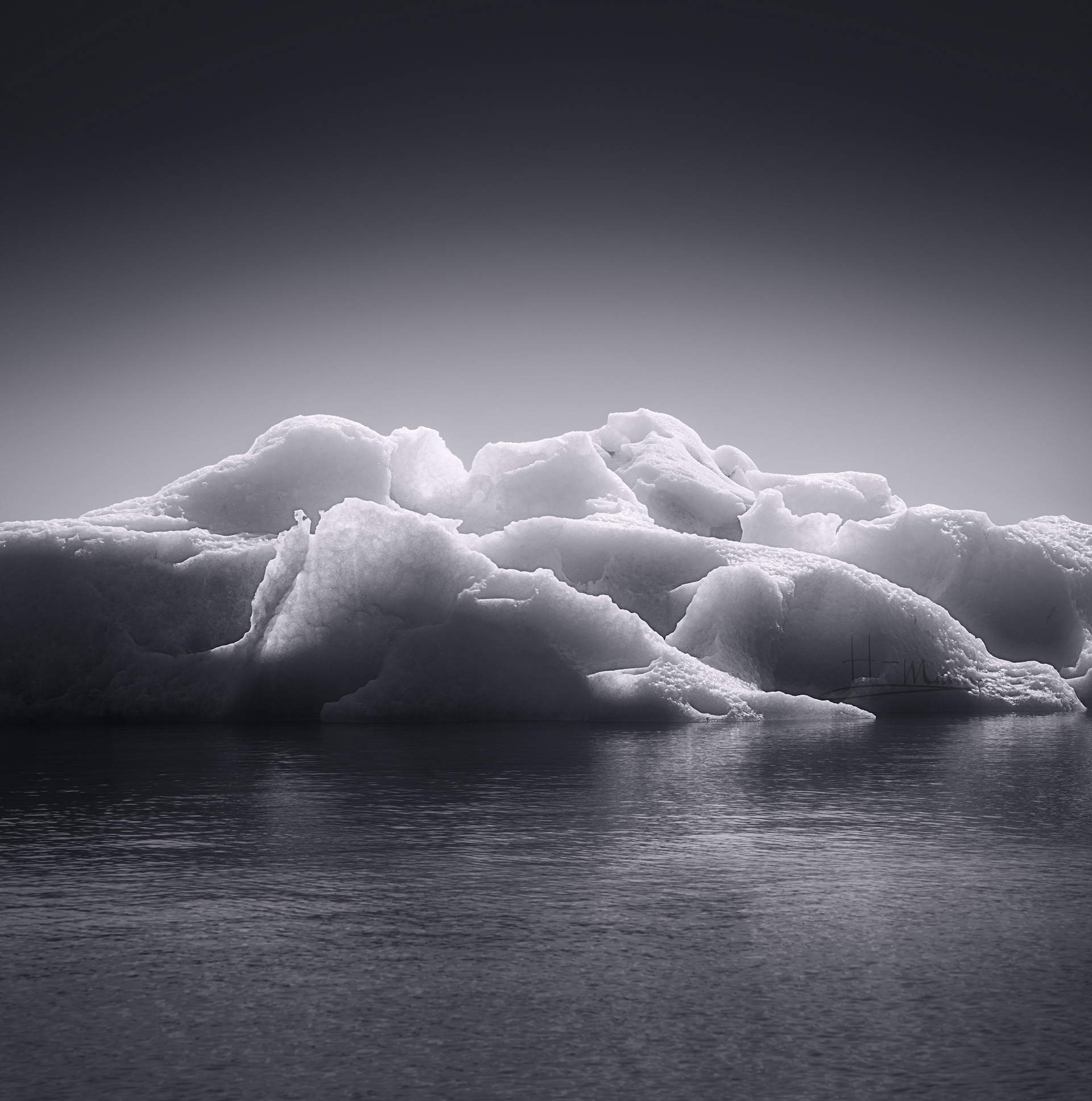 eisberge auf Island in unterschiedlichsten formen, bild ist Schwarz/Weiß
