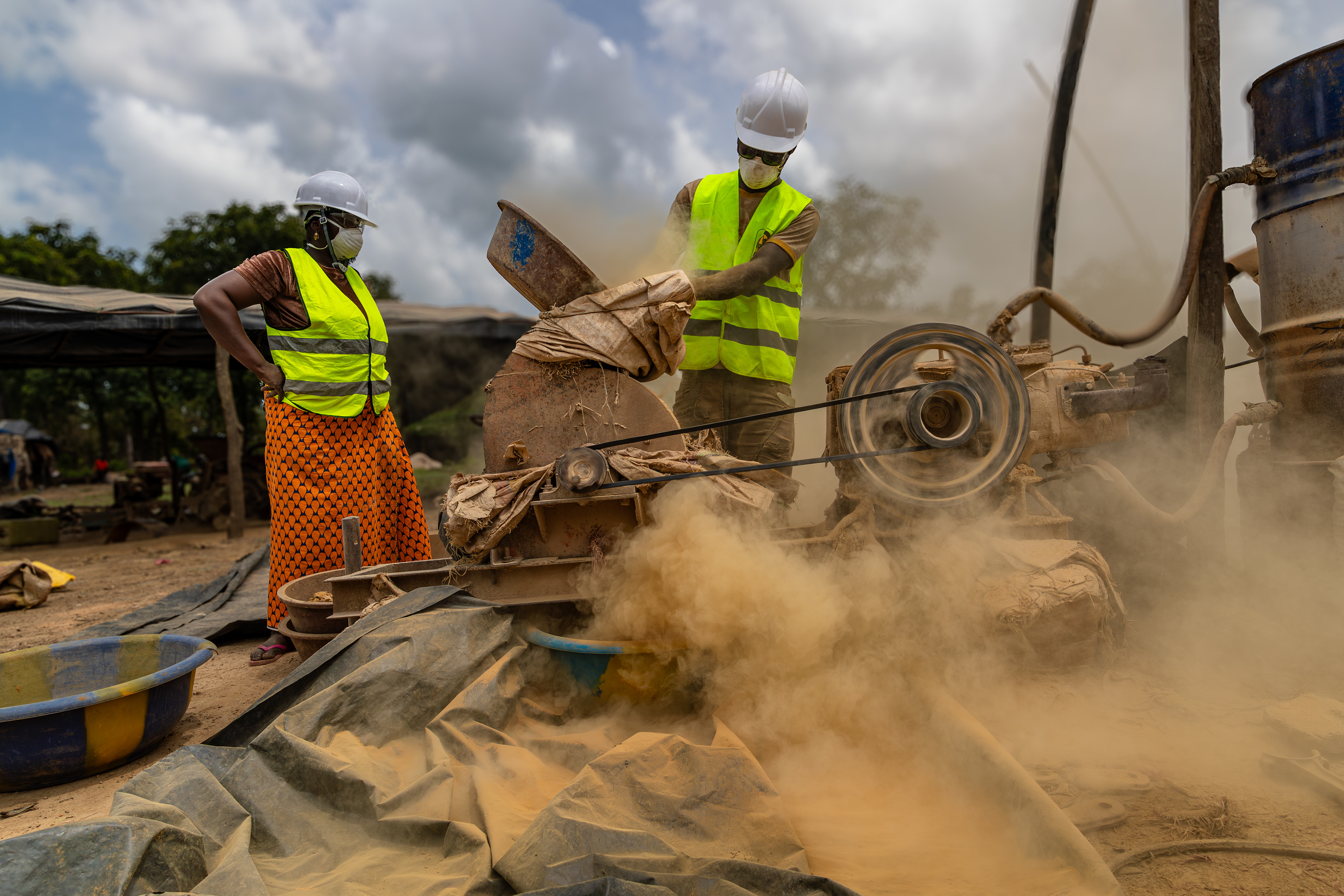 Workers feed crushed ore into processing equipment during artisanal gold production in Dabakala, Côte d’Ivoire.