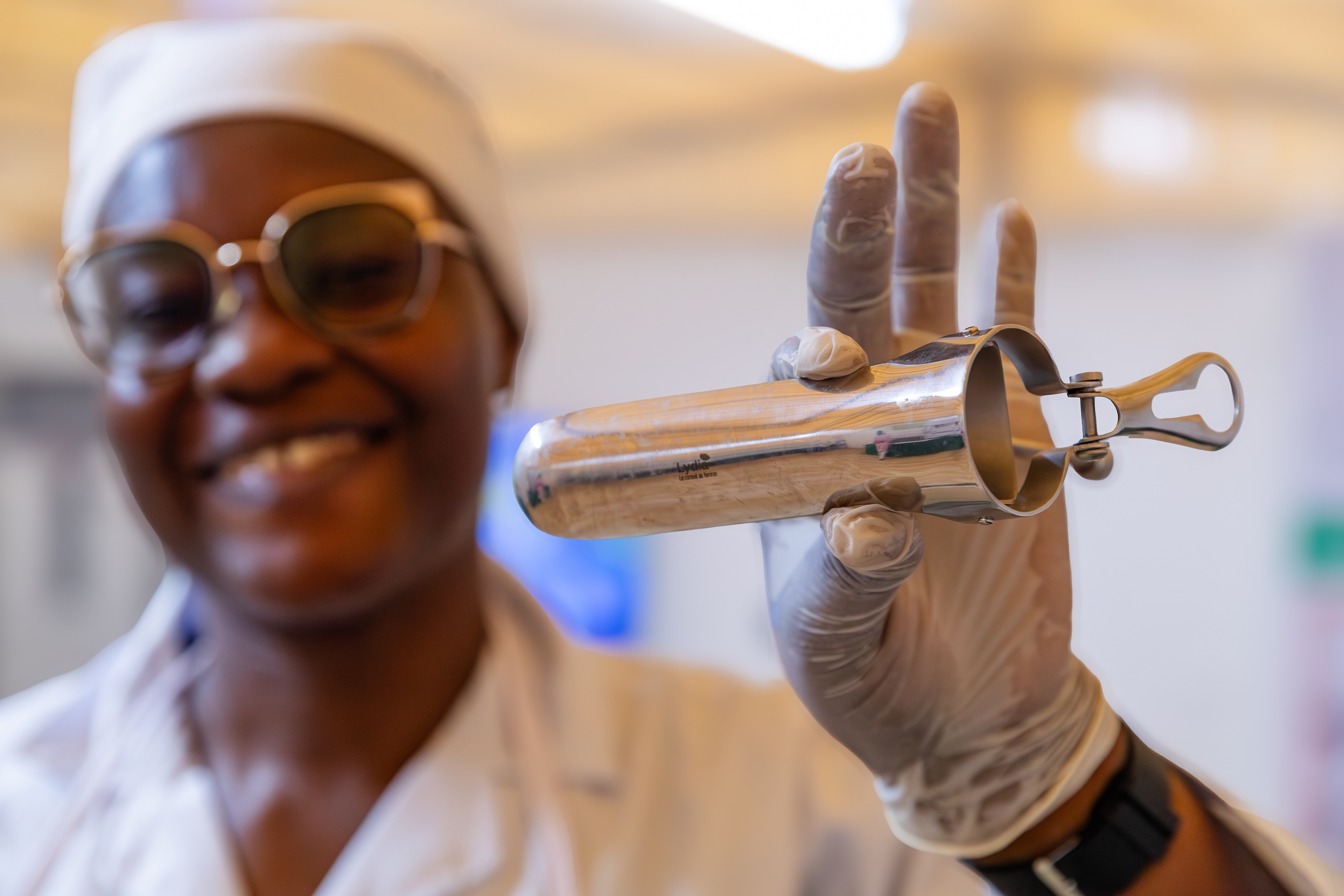Blandine Valérie, a midwifery student at the Institut National de Formation des Agents de Santé (INFAS), performs a simulated speculum examination during a training session in Abidjan on 9 September 2025. The exercise aimed to strengthen her clinical skills in reproductive health and prepare her for safe and respectful patient care.
