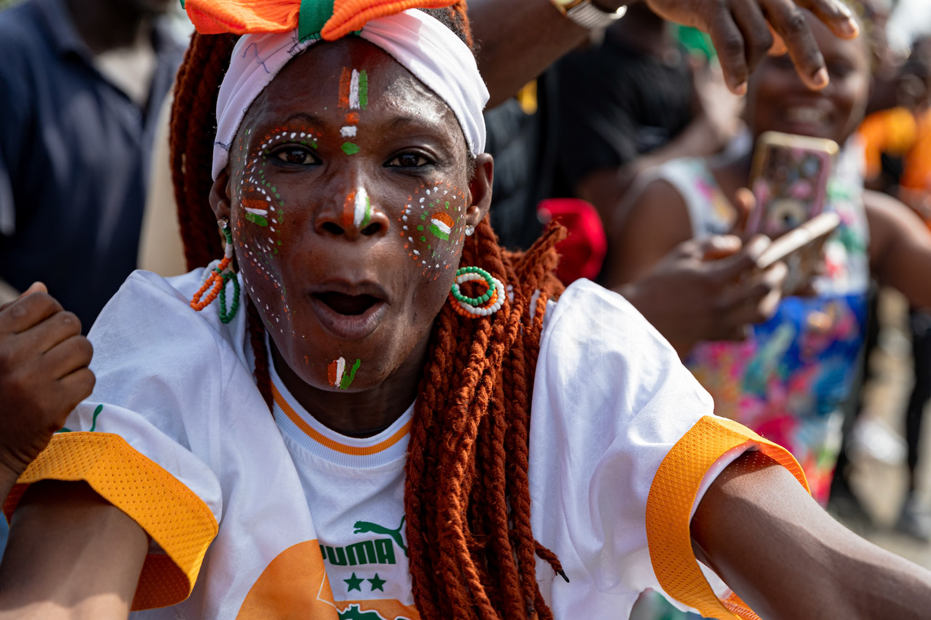 Supporters attending the parade of the Côte d'Ivoire national football team in the streets of Abidjan, the day after their third title as champions of the Africa Cup of Nations.The Ivorian Elephants emerged victorious the previous day in front of their home crowd, defeating Nigeria with a score of 2 goals to 1 in the final match of this competition.Just like Egypt in 2006, Côte d'Ivoire won the CAN as the host country.