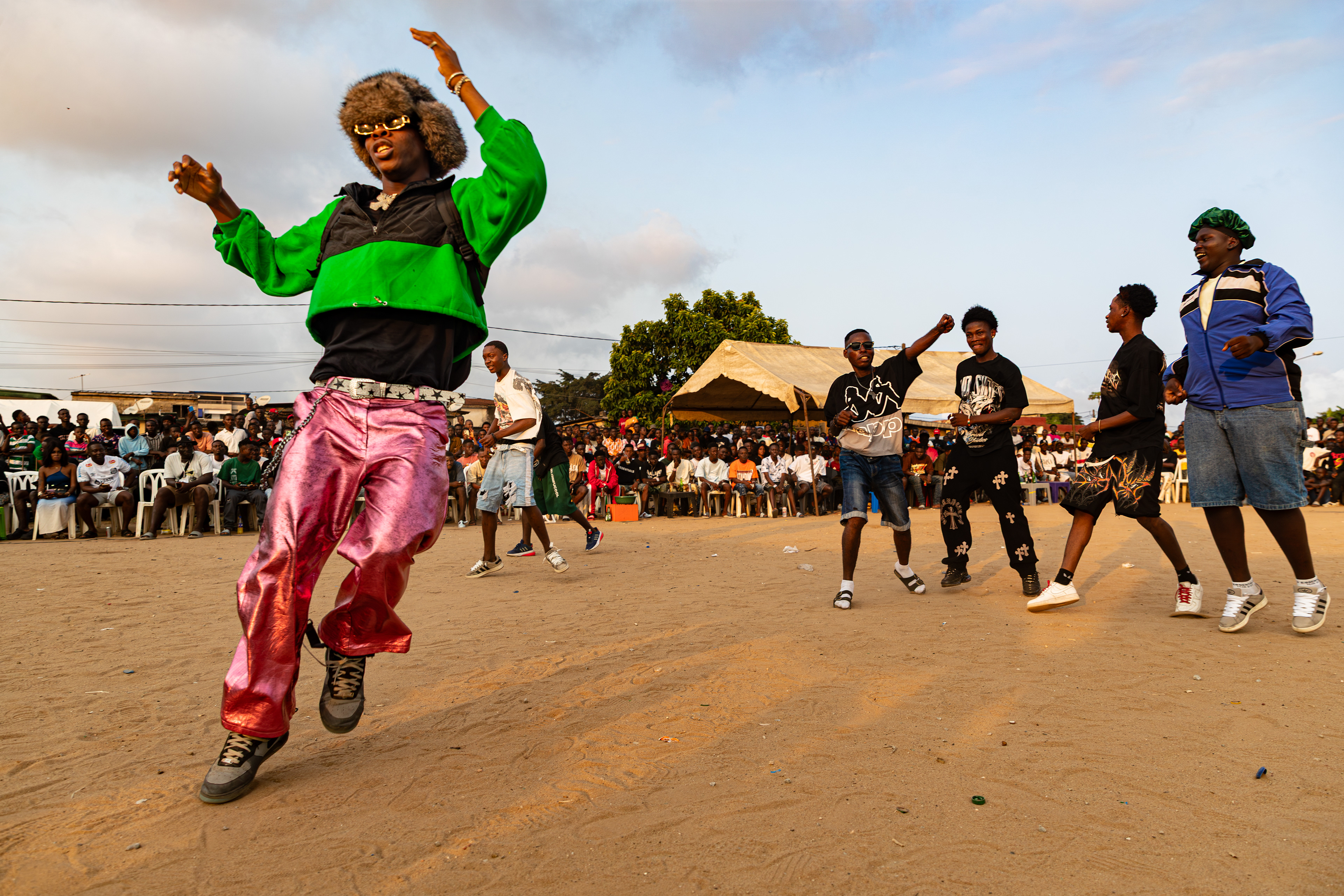 Biama youth dance performance in Côte d’Ivoire, captured by photojournalist Miléquêm Diarassouba, featured in El País in September 2025.