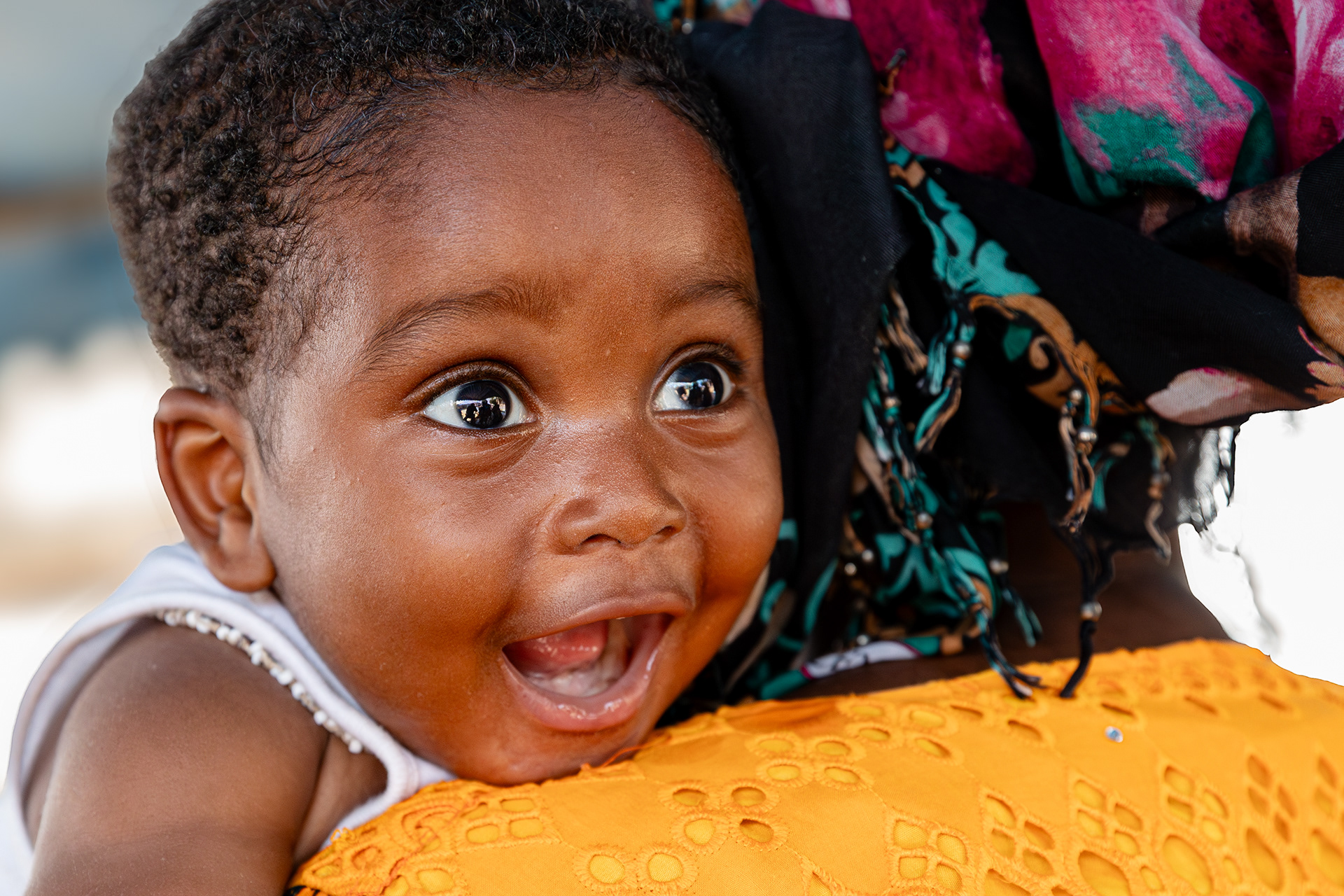 Idriss, on his mother’s shoulder, during a contraception awareness event by Solthis in Anoumabo, Marcory, Abidjan, Côte d’Ivoire, on November 6, 2024. Captured by Miléquêm Diarassouba, Photojournalist West Africa, for community health initiatives