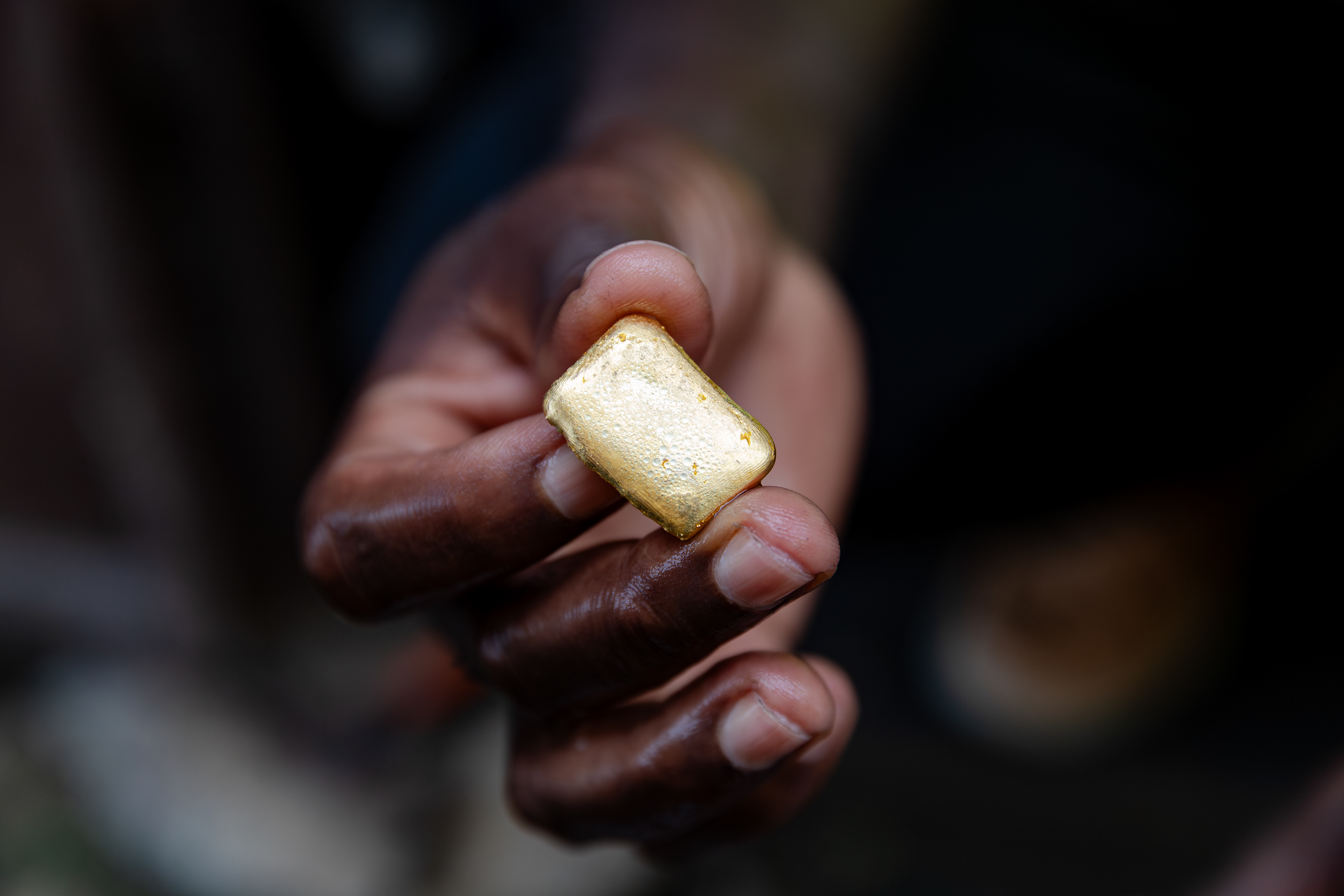 Artisanal gold bar held by a worker in Dabakala, Côte d’Ivoire. Photojournalism by Miléquêm Diarassouba, West Africa photojournalist.