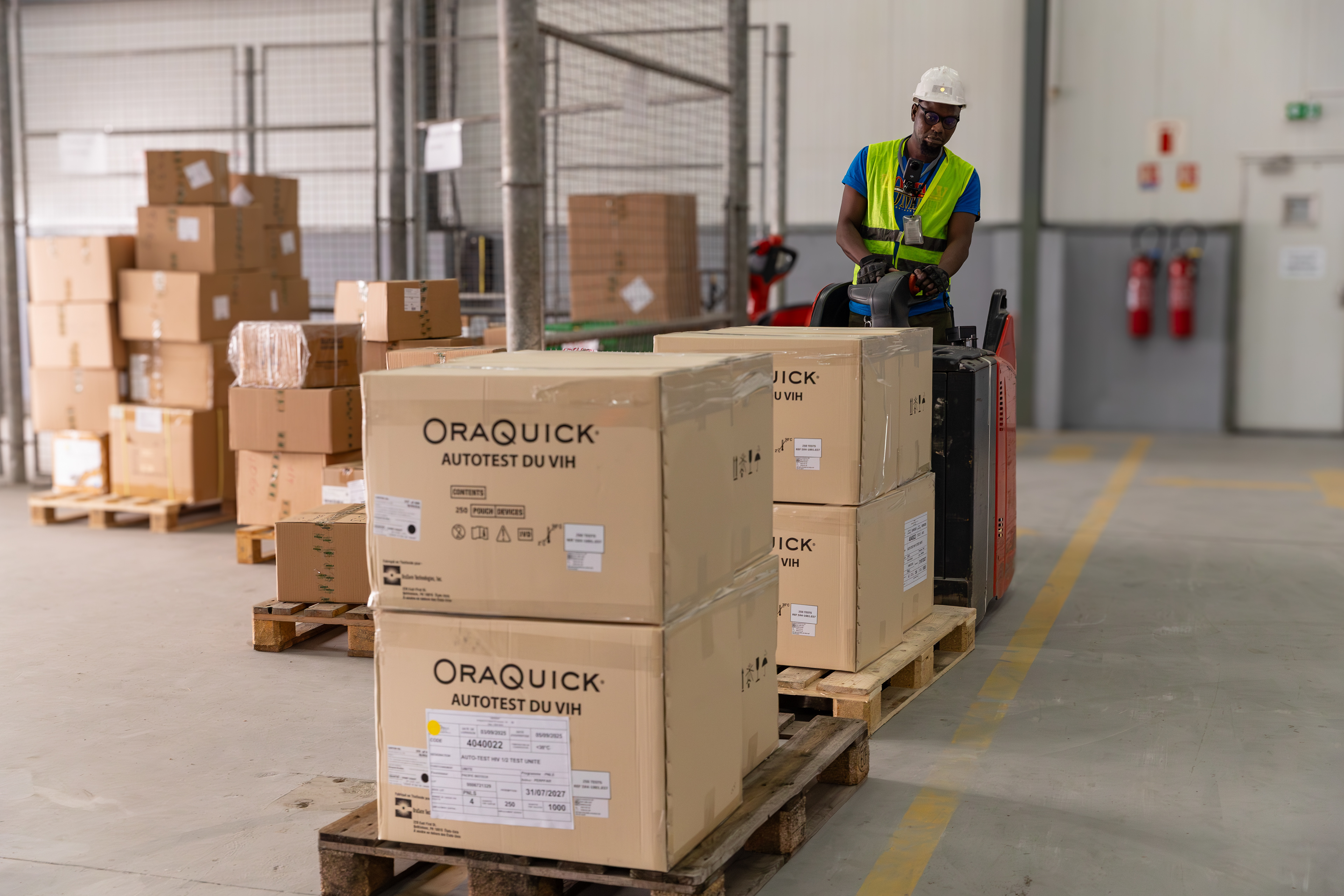 On 8 September 2025 in Abidjan, ahead of the official visit of UNFPA’s Executive Director, photos were taken at the warehouse of the Nouvelle Pharmacie de la Santé Publique (NPSP). The NPSP, supported by UNFPA, plays a crucial role in ensuring the geographic availability and financial accessibility of quality medicines across Côte d’Ivoire’s public and semi-public health facilities. The warehouse serves as a central hub for the storage and distribution of essential health commodities nationwide.