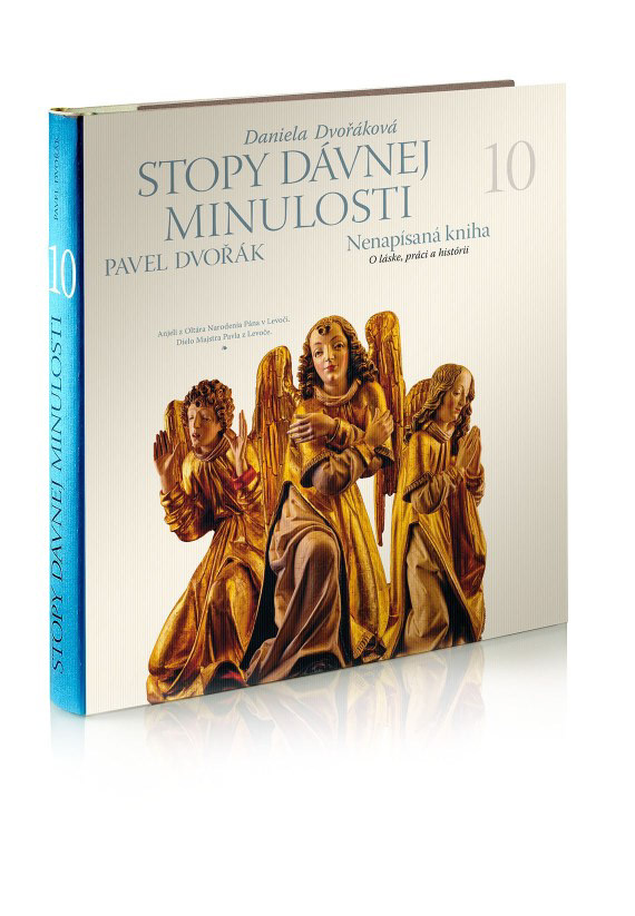 Záverečný zväzok knižného cyklu Pavla Dvořáka Stopy dávnej minulosti autor už nestihol napísať, nečakane zomrel v decembri 2018. Jeho manželka, historička Daniela Dvořáková sa podujala zavŕšiť knižnú sériu namiesto neho. Na základe osobnej korešpondencie a literárnej pozostalosti manžela napísala strhujúcu biografiu, ktorá zachytáva život a prácu Pavla Dvořáka počas tridsiatich štyroch rokov, ktoré strávila po jeho boku. Ku každej kapitole sú zaradené texty Pavla Dvořáka, ktoré vznikali v tom období, o ktorom konkrétna kapitola pojednáva. Desiaty zväzok Stôp dávnej minulosti je tak spoločným dielom oboch manželov. Je to intímna výpoveď o láske, manželskom živote, smrti a smútku, a súčasne je to kniha plná histórie, myšlienok a nápadov z tvorby Pavla Dvořáka. Pavel Dvořák túto knihu už nemohol napísať sám a predsa je jej autorom. Je to jeho „nenapísaná“ kniha.
