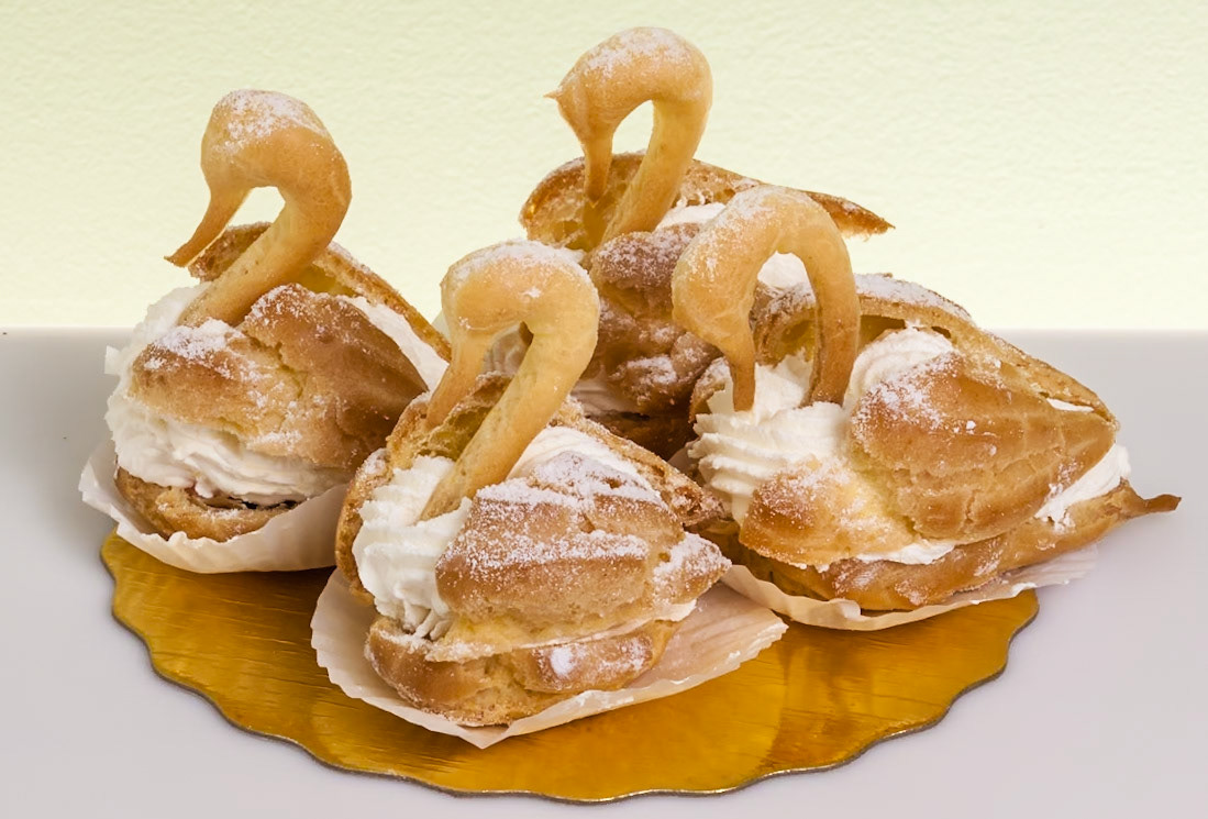 Swan Cream Puffs