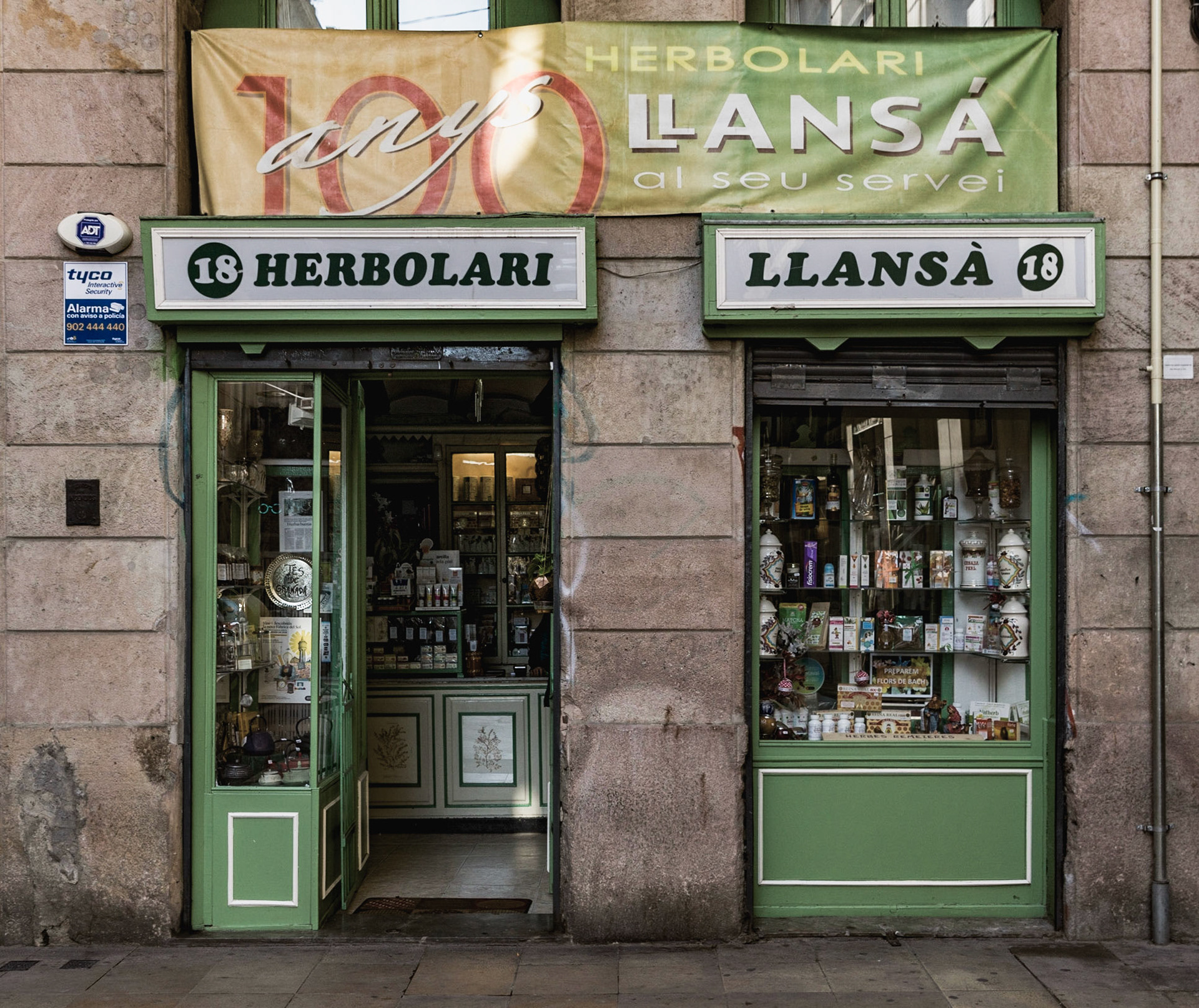 Fundado en el año 1907 por Ricard Llansà Claramunt, abuelo de la actual propietaria la Sra. Francesca Ubach Llansà, esta situado en el Nº18 de la calle Elisabets, actualmente una zona muy dinámica i revitalizada del Raval BarcelonésFounded in 1907 by Ricard Llansà Claramunt, grandfather of the current owner Ms. Francesca Ubach Llansà, it is located at No. 18 on Elisabets Street, currently a very dynamic and revitalized area of ​​the Raval Barcelonés