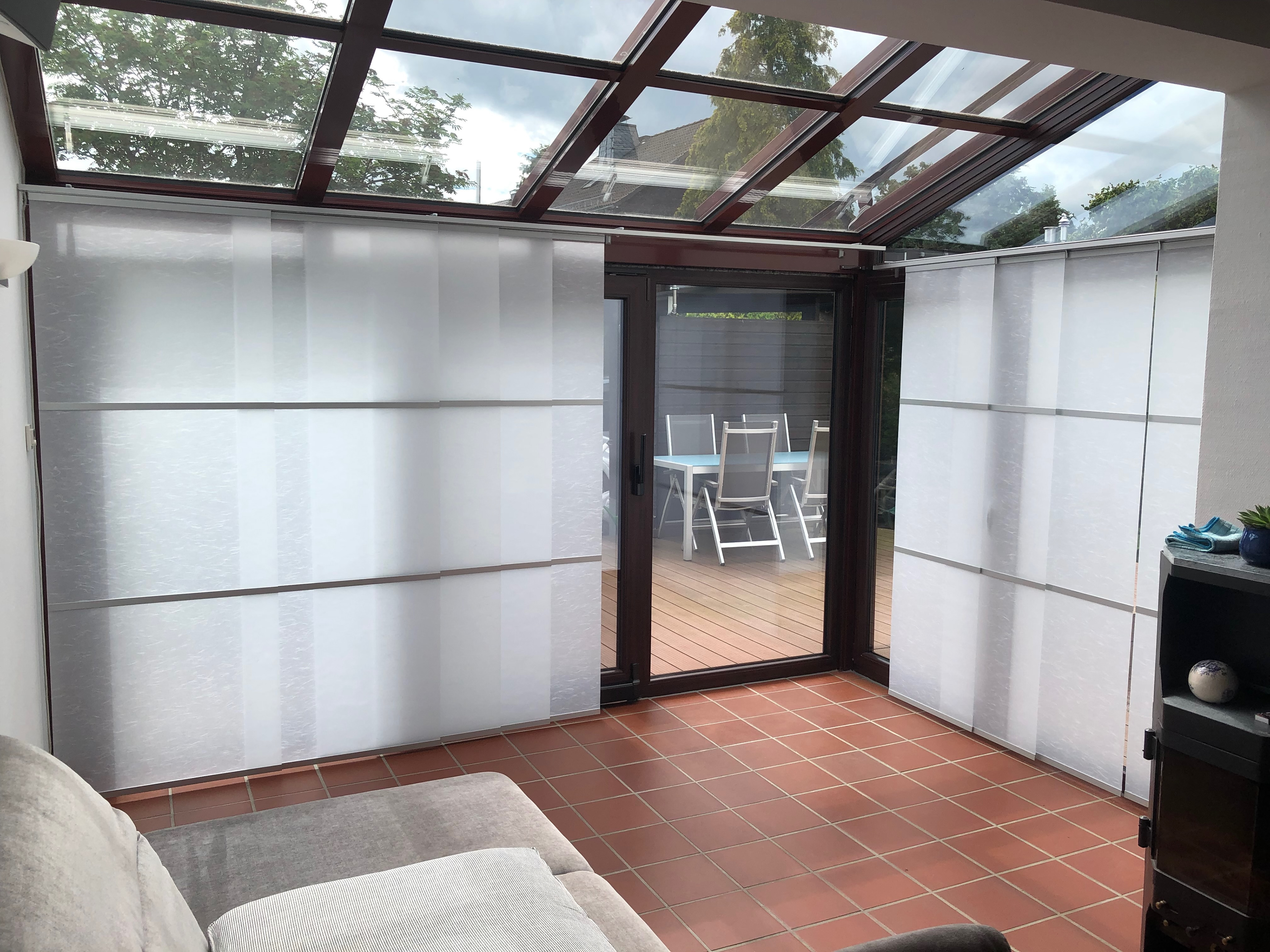 Wintergarten mit Gardinen als Sichtschutz