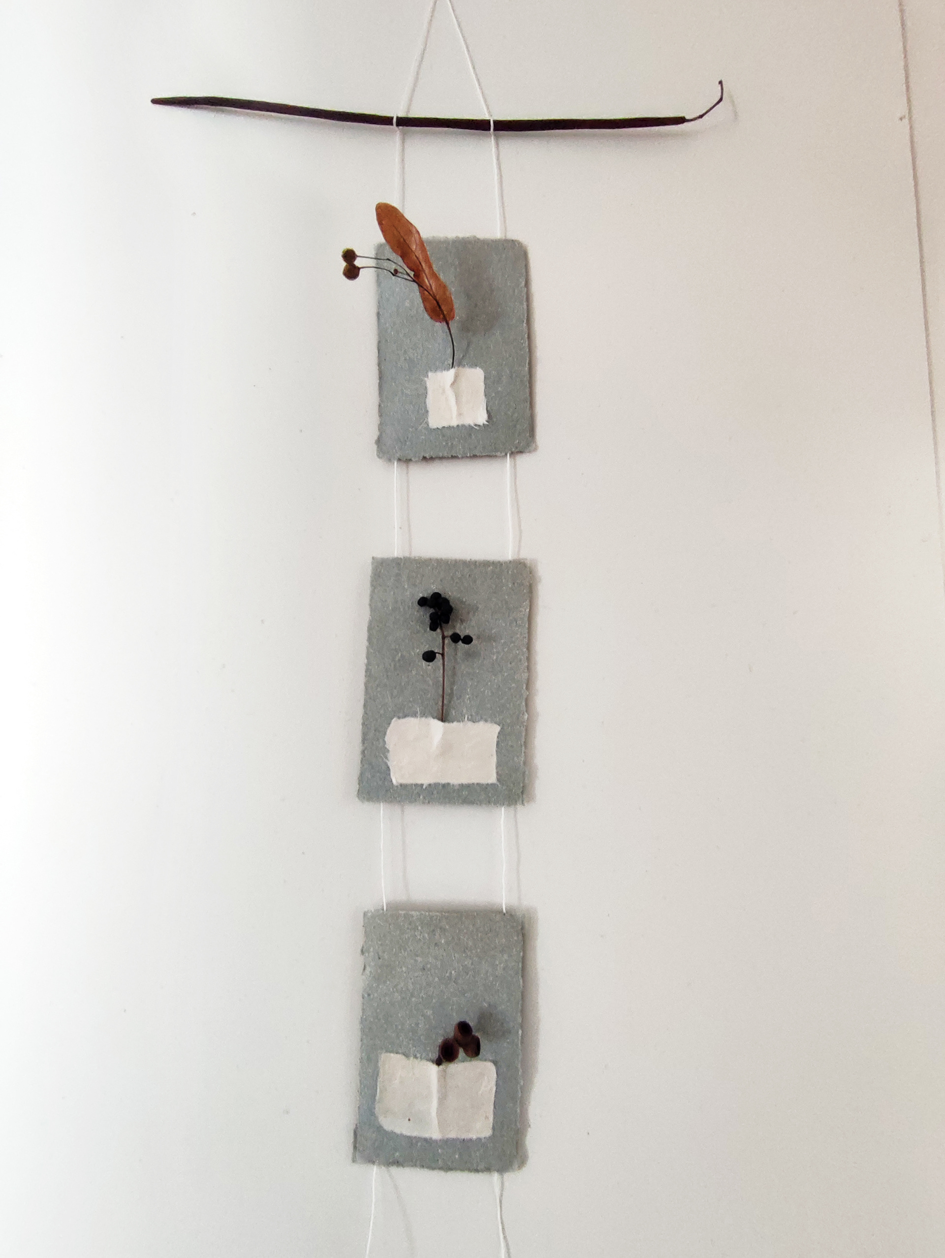 Aufhänger aus Papier wie einzelne drei Taschen an der Wand befestigt.
