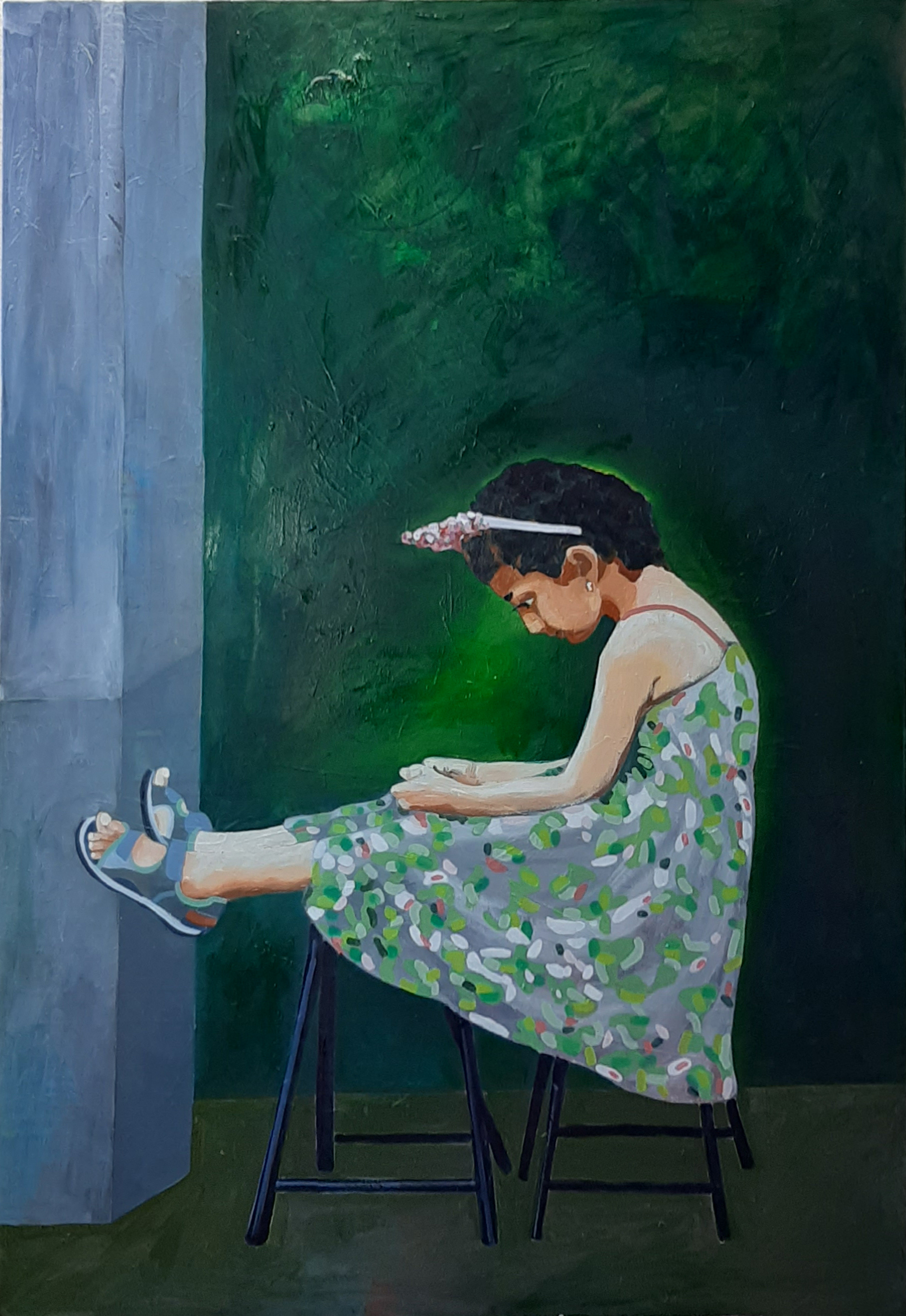 Malerei eines Mädchens sitzend auf einem Hocker und ausgestreckten Beinen gegen eine Wand. Acrylmalerei-Anmutung.