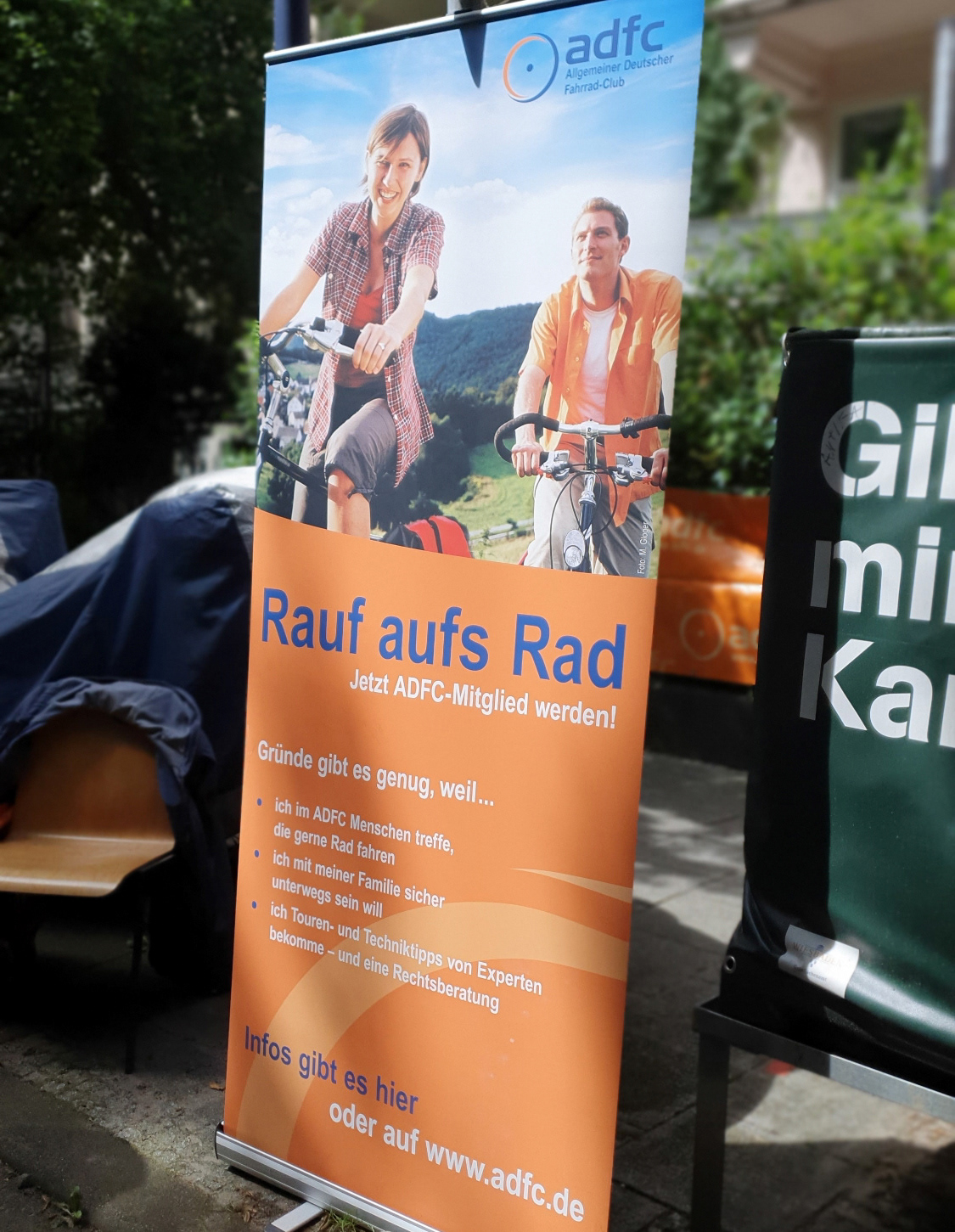 Aufnahme eines Roll-Ups vom ADFC Rauf aufs Rad Werbung