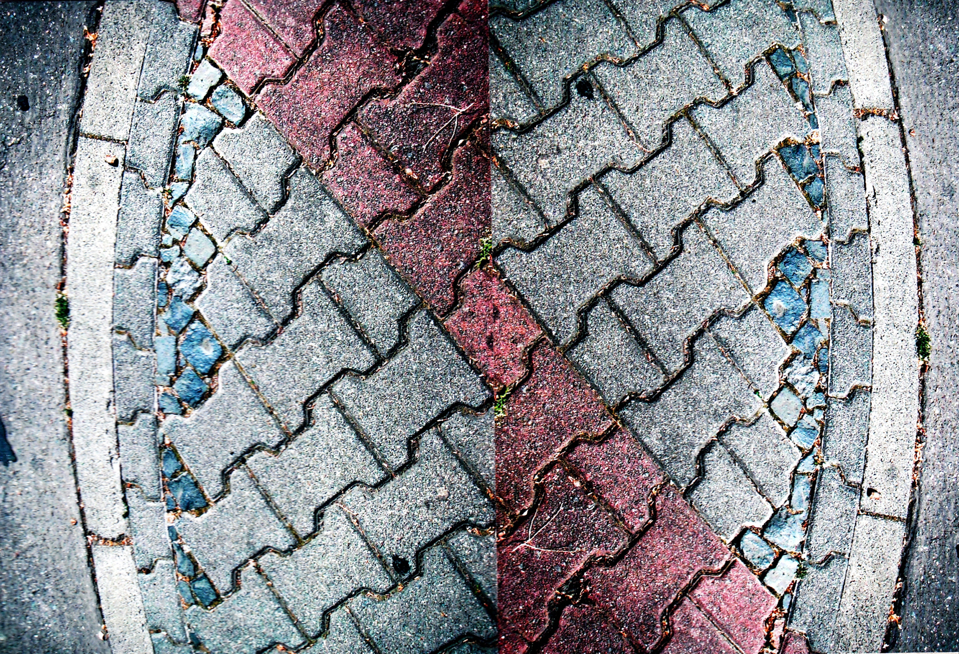 Straßenpflasterung gespiegelt als Fotografie.