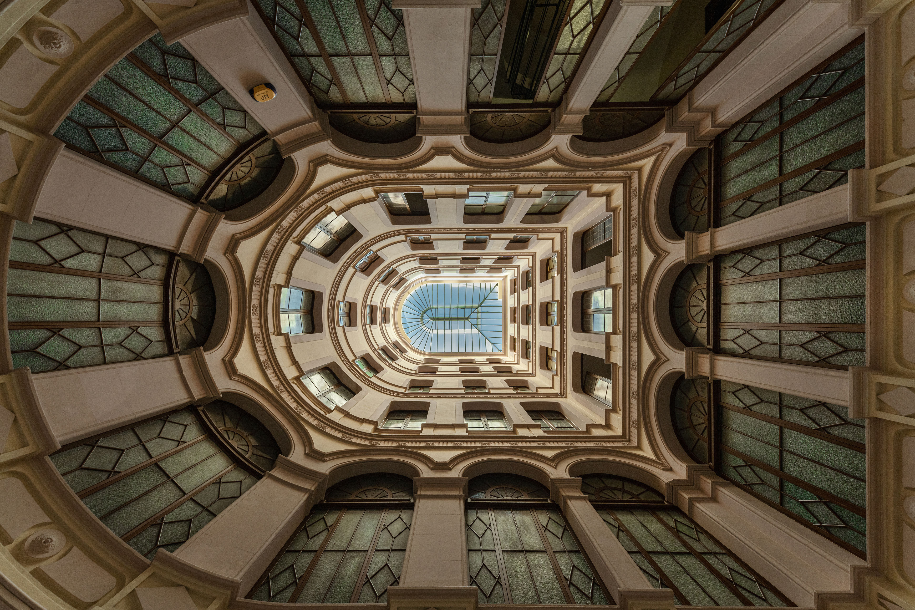 Aufnahme eines Glasdaches von unten fotografiert. Mittig zentriert ausgerichtet.