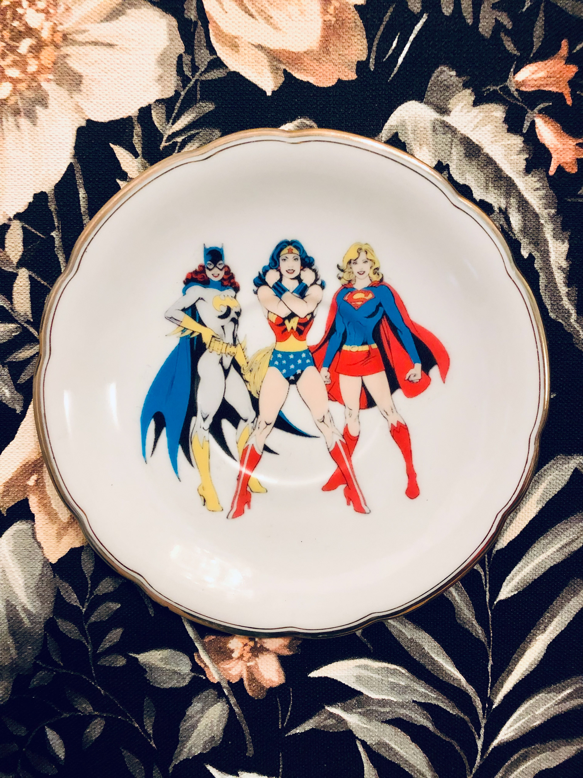 Nahaufnahme Wandteller mit weiblichen Marvelfiguren als Aufdruck.