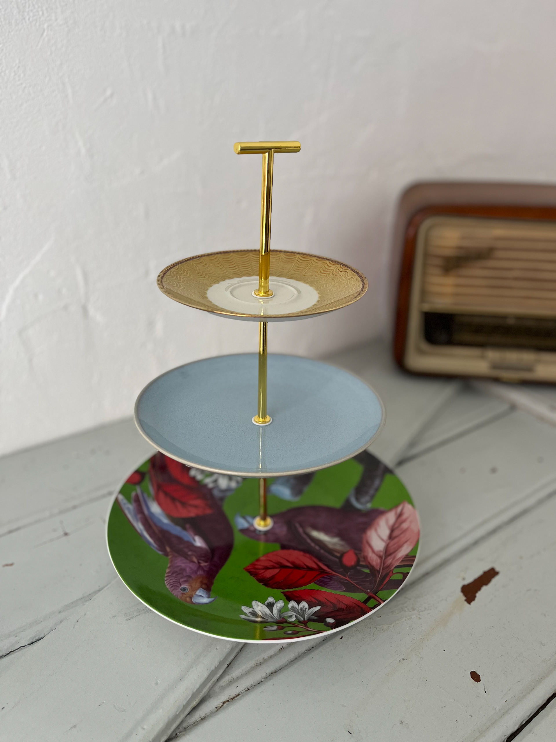 Etagere mit goldener Halterung stehend im Atelier