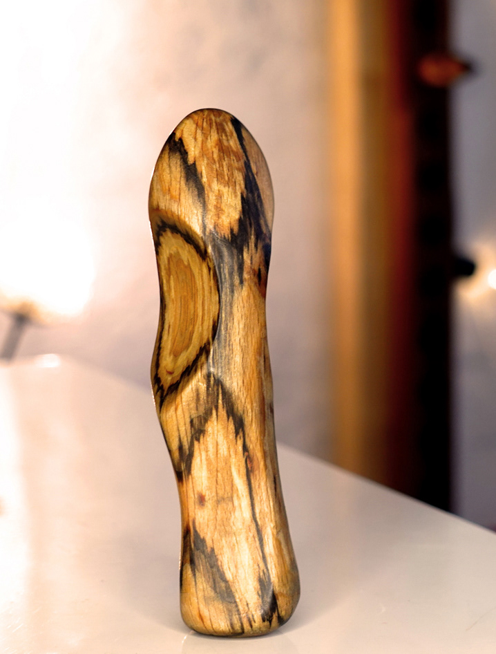 Nahaufnahme eines Massage-Holzwerkzeugs.