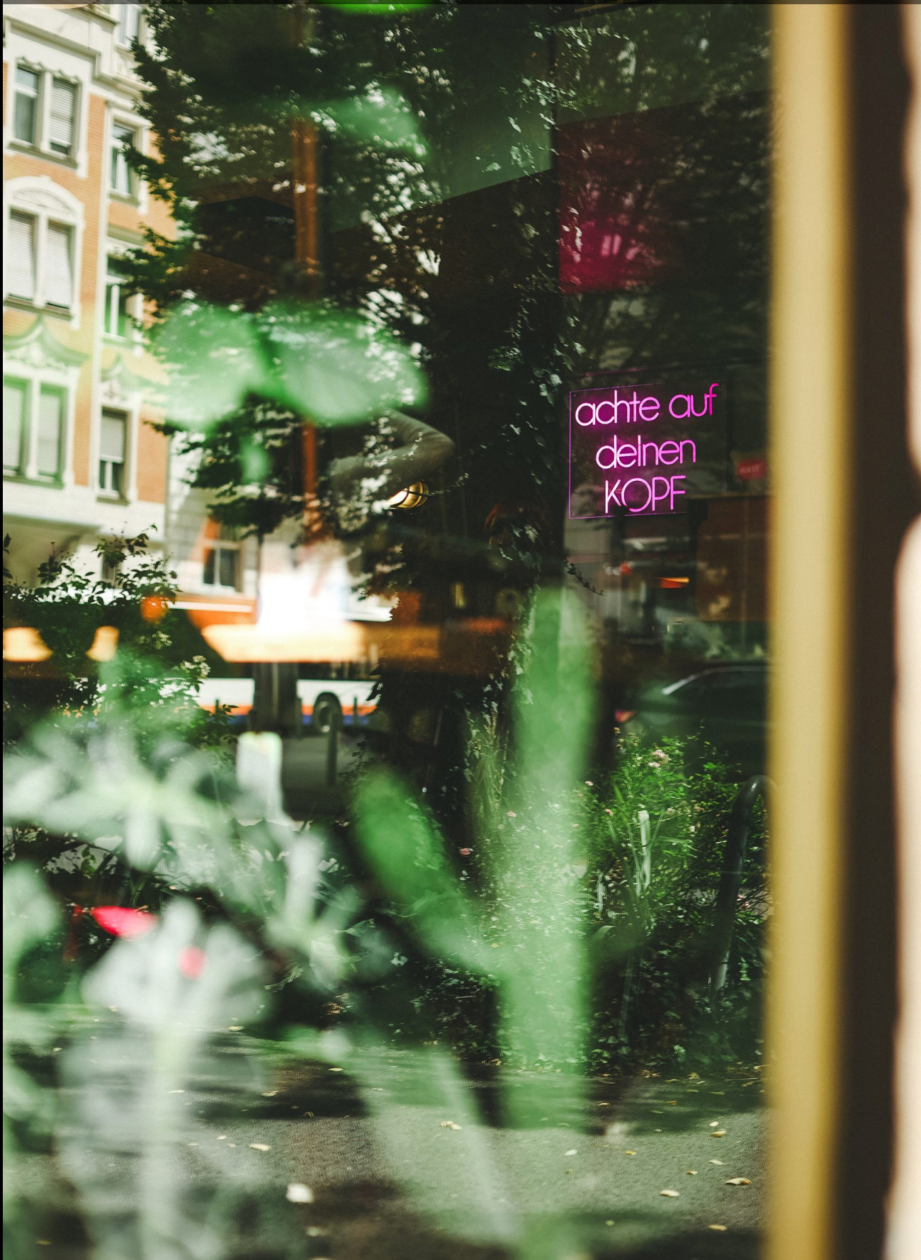 Kunstvolle Nahaufnahme durch das Schaufenster zu lesen der Neonschriftzug "achte auf deinen Kopf"