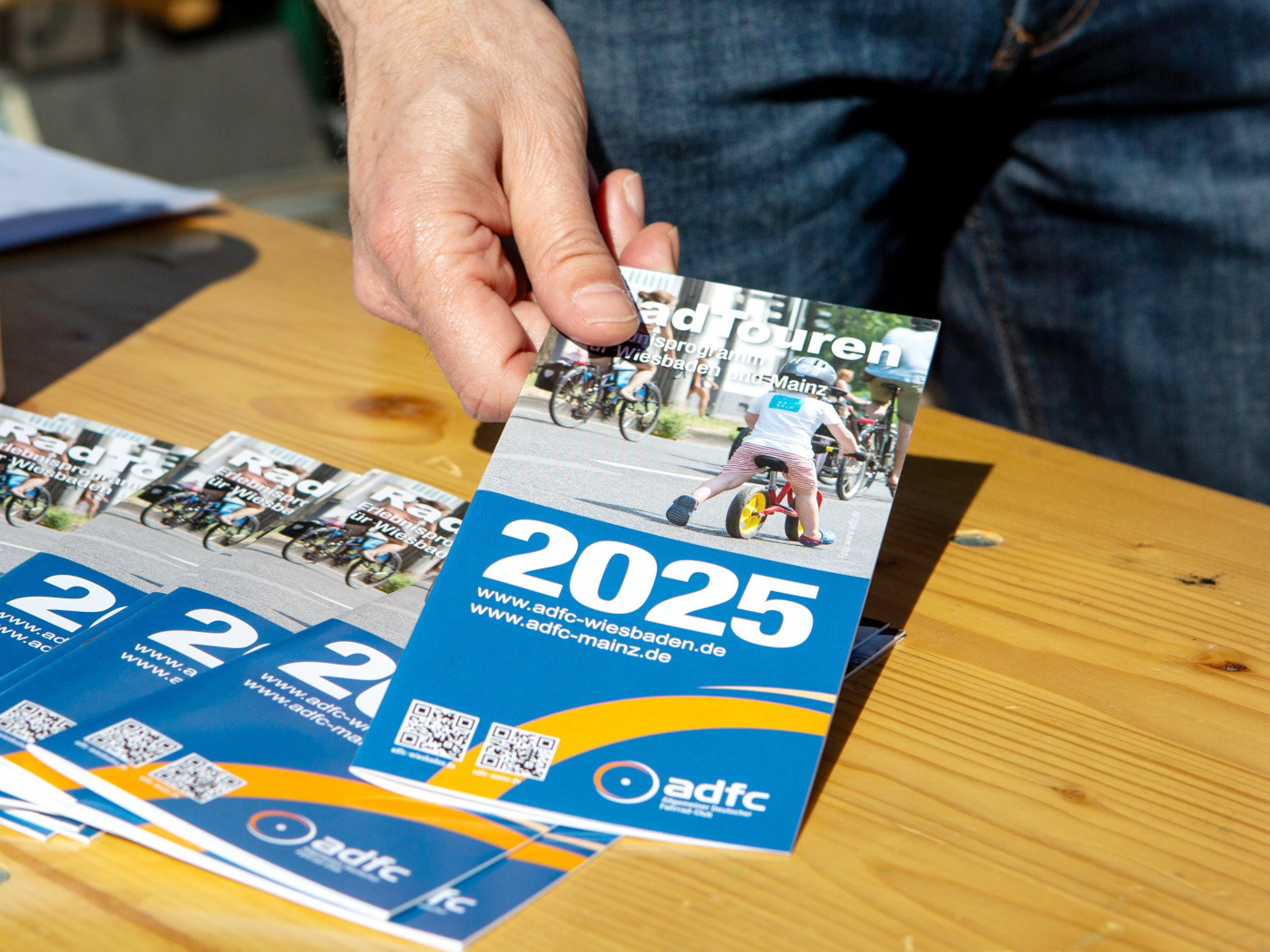 Nahaufnahme der Tour-Broschur 2025 Foto von Ollo Keßler