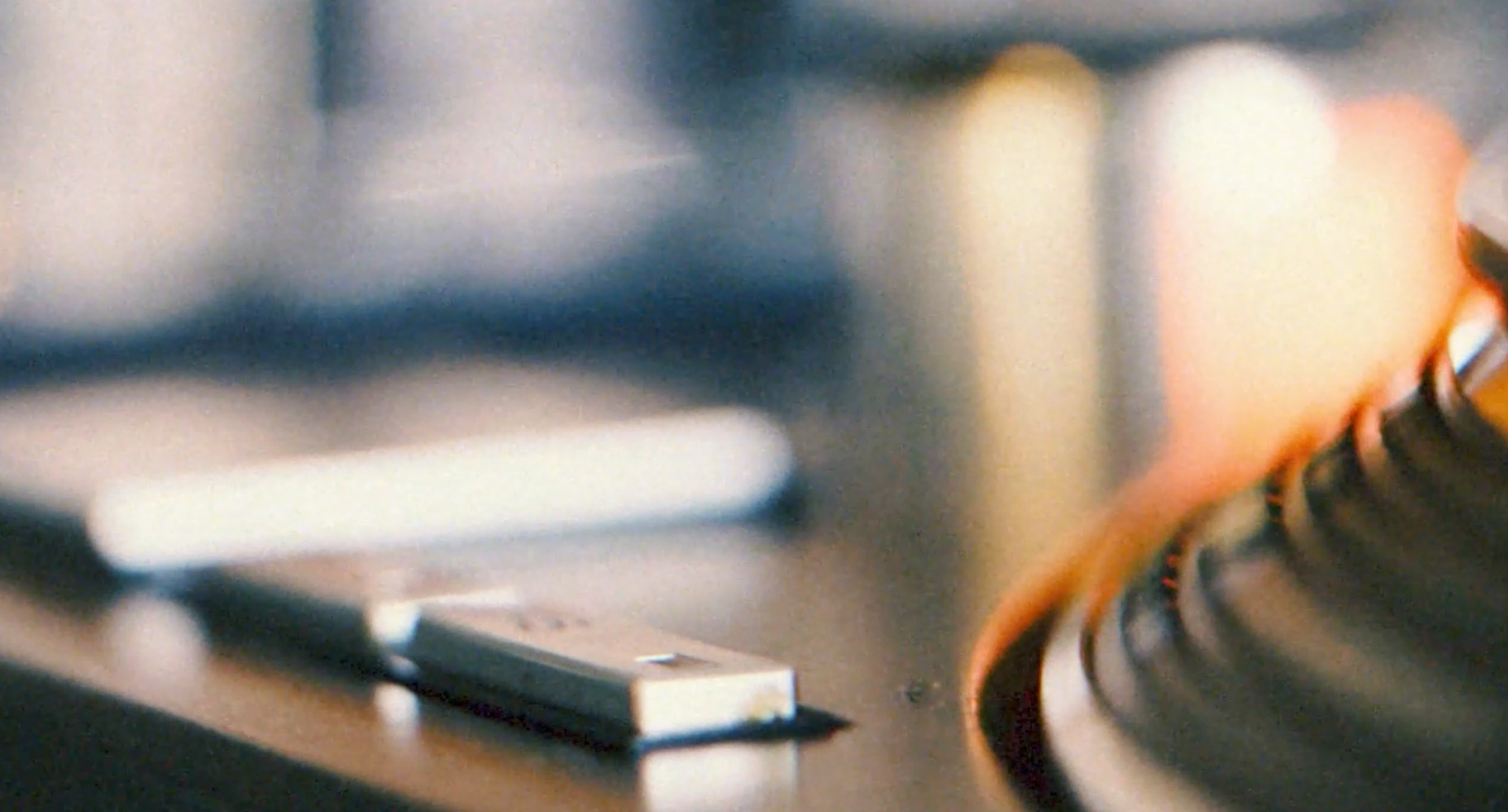 Detailaufnahme im Retrolook von Vinylabspielgerät