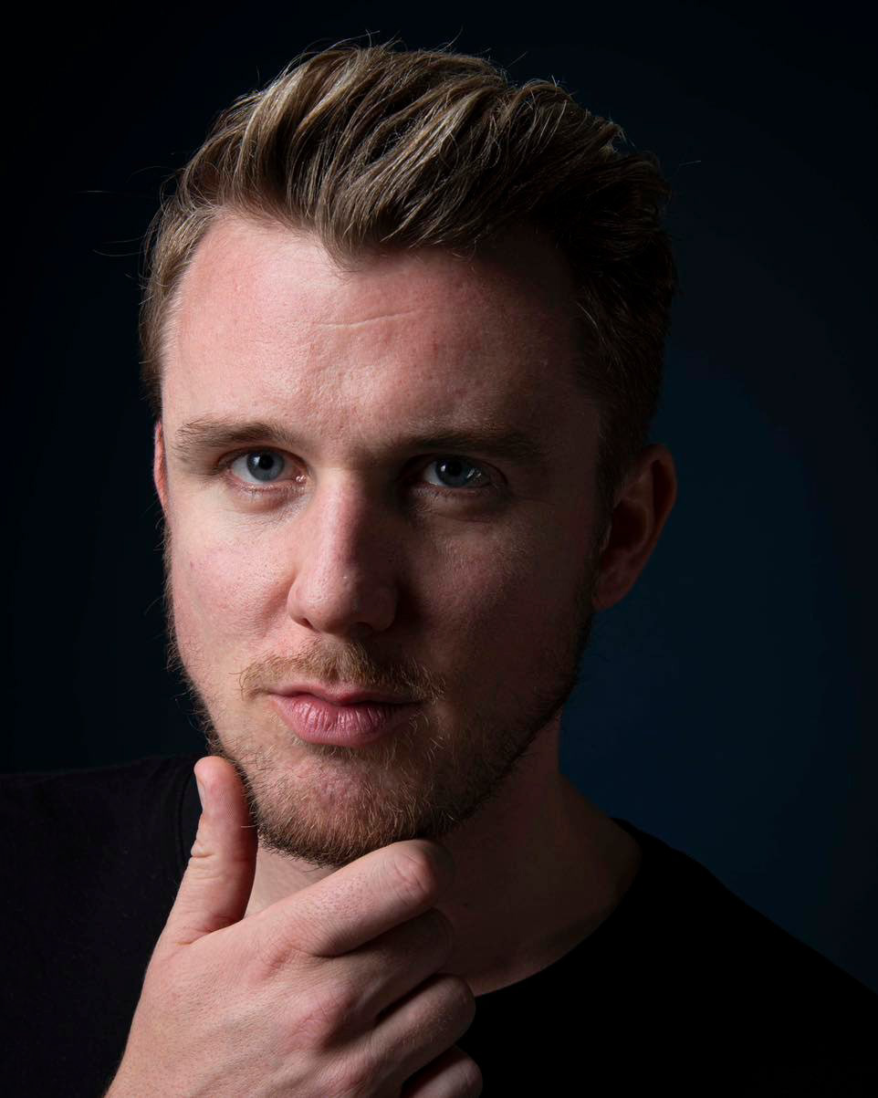 Portraitaufnahme blonder weißer Mann mit blauen Augen mit schwarzem Hintergrund von Marc fotografiert