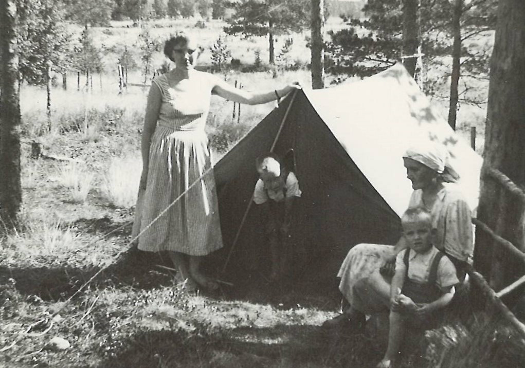 Telttailua harjoiteltiin jo varhain Hiljan mökin vieressä