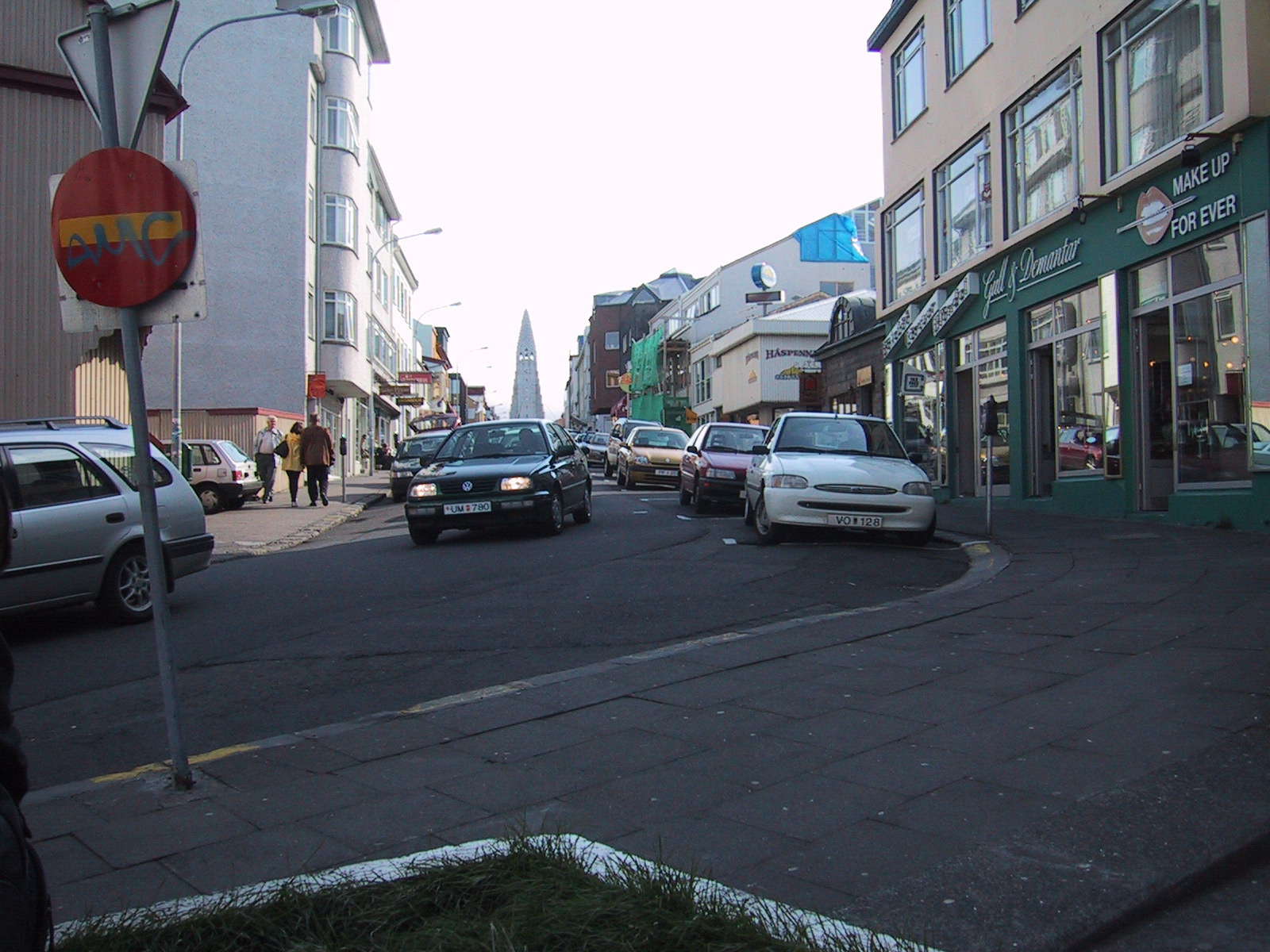 Kadun päässä Hallgrimskirkja